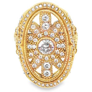 Captivant bague cocktail en acier doré, sublimée par un strass central taille brillant. Son design audacieux et raffiné en fait un bijou d'exception. La monture richement ornée met en valeur l'éclat du strass, créant un effet de lumière incomparable. Une pièce maîtresse pour celles qui recherchent l'élégance et le caractère. Taille ajustable.