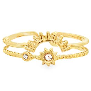 Sublimez votre style avec cette bague en acier doré, parfait pour ajouter une touche d'éclat à votre quotidien. L'alliance de l'acier doré et des strass taille brillant confère une élégance intemporelle et raffinée. Taille ajustable.