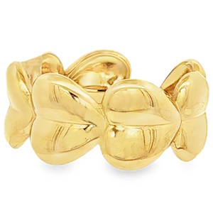 Arborez une élégance discrète avec cette bague bandeau en acier doré. Son design délicat évoque un entrelacs de feuilles stylisées en forme de coeurs, apportant une touche de raffinement intemporelle. Parfaite pour sublimer votre quotidien ou compléter une tenue sophistiquée, cette bague est un symbole de grâce et de féminité. Taille ajustable.