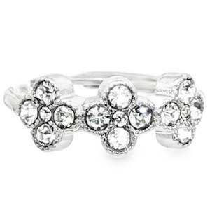 Cette bague en acier argenté est ornée d'un motif floral délicat. Les cristaux incolores de taille brillant rond illuminent chaque fleur avec un éclat exceptionnel. Le métal précieux est finement travaillé, assurant une pièce à la fois élégante et durable. Parfaite pour ajouter une touche de sophistication discrète à votre collection de bijoux. Taille ajustable.
