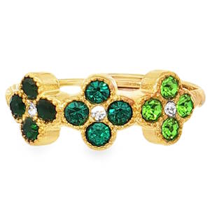 Sublime bague multi-pierres en acier doré, ornée d'une rangée de chatoyants cristaux de taille brillant. Cette bague d'exception met en valeur la couleur verte intense des cristaux, offrant un éclat saisissant. Parfaite pour ajouter une touche de raffinement à votre collection de bijoux. Taille ajustable.