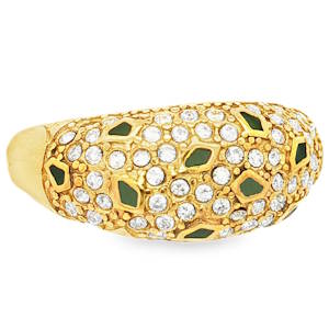 Cette bague présente un design audacieux et texturé, s'inspirant de l'esthétique luxueuse de la haute joaillerie. Conçue en acier avec une finition dorée par placage ionique pour une meilleure durabilité, elle adopte un style panthère ou reptile très marqué. Le corps de la bague est serti d'une multitude de petits cristaux blancs disposés de manière serrée pour capturer la lumière sous tous les angles. Des incrustations en émail de couleur vert émeraude sont parsemées sur le pavage. Leurs formes irrégulières rappellent les taches d'un félin ou les écailles d'un reptile exotique.