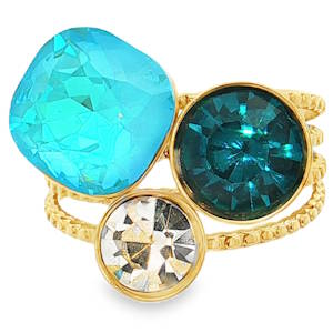 Cette bague en acier doré est une véritable pièce maîtresse, alliant un design audacieux à une esthétique moderne et colorée. Elle se distingue par son allure à la fois sophistiquée et joyeuse. La bague présente une structure originale composée de trois anneaux fins et perlés qui se rejoignent pour former un corps de bague large et aéré. Cette texture travaillée de l'acier doré apporte du relief et une brillance subtile qui met en valeur les pierres. Le plateau de la bague est orné de trois cristaux de tailles et de formes différentes, créant une composition asymétrique très tendance. Un grand cristal de forme coussin d'un bleu turquoise éclatant, dont les facettes captent intensément la lumière. Un cristal rond de taille moyenne, d'un bleu profond, serti avec précision pour un contraste élégant. Un petit cristal rond transparent, rappelant l'éclat du diamant, qui vient illuminer l'ensemble et équilibrer les teintes bleutées. Anneau ajustable (ouvert à l'arrière) pour s'adapter parfaitement à toutes les morphologies de doigts.