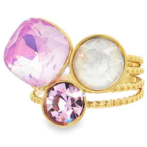 Cette bague est une pièce audacieuse et moderne qui joue sur l'accumulation et le contraste des formes. Cette bague en acier inoxydable doré se distingue par son design asymétrique et contemporain. Elle se compose de plusieurs anneaux fins texturés qui se rejoignent pour former un plateau serti de trois pierres éclatantes. Un grand cristal de forme coussin (carré arrondi) dans une nuance de rose lavande délicate. Ses facettes captent la lumière pour offrir des reflets violets et rosés. Un cristal rond de taille moyenne, d'un cristal clair, apportant une touche de pureté et de lumière neutre. Un troisième cristal rond, plus petit, d'un rose soutenu, qui vient parfaire l'équilibre chromatique de l'ensemble. Anneau ajustable (ouvert à l'arrière) pour s'adapter parfaitement à toutes les morphologies de doigts.