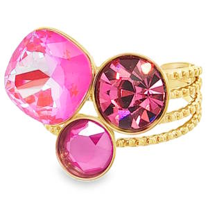Cette bague audacieuse captive le regard par son design asymétrique et ses nuances de rose éclatantes. La pièce centrale se compose de trois cristaux facettés de tailles et de formes différentes (cousin et rond), créant un jeu de lumière dynamique. La palette chromatique varie d'un rose bonbon lumineux à un fuchsia profond et un rose violacé intense. Anneau ajustable (ouvert à l'arrière) pour s'adapter parfaitement à toutes les morphologies de doigts.