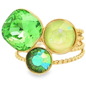 Cette bague est une pièce audacieuse et lumineuse, idéale pour celles qui aiment les accessoires qui ont de la personnalité. Elle se distingue par son design asymétrique et ses nuances de vert vibrantes. Le plateau de la bague est orné de trois cristaux de tailles et de formes différentes, créant un équilibre visuel dynamique. Un grand cristal de forme coussin (carré arrondi) d'un vert herbe éclatant. Un cristal rond moyen d'un vert opale plus doux, presque laiteux, avec des reflets irisés. Un petit cristal rond d'un vert forêt profond avec des facettes chatoyantes. Anneau ajustable (ouvert à l'arrière) pour s'adapter parfaitement à toutes les morphologies de doigts.