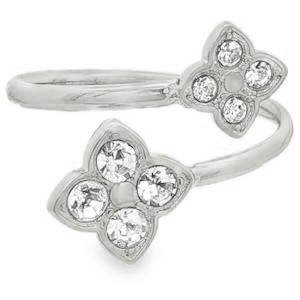 Affirmez votre style avec cette bague Toi et Moi au design moderne et floral. Conçue en acier inoxydable de haute qualité, elle allie la robustesse d’un métal durable à l’éclat raffiné d’un bijou de joaillerie. Cette bague se distingue par son anneau ouvert qui s'enroule avec grâce autour du doigt. Elle présente deux motifs en forme de fleurs de trèfle à quatre pétales, disposés de manière asymétrique pour un rendu dynamique et contemporain. Chaque fleur est délicatement sertie de cristaux blancs scintillants, captant la lumière à chaque mouvement. La finition polie de l'acier argenté offre un miroitement impeccable qui ne ternit pas avec le temps. Sa forme ajustable permet de l'adapter parfaitement à votre morphologie ou de varier le doigt auquel vous la portez.