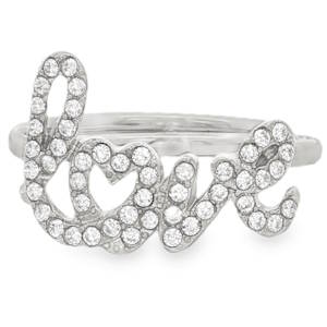 Exprimez vos sentiments avec élégance grâce à cette bague audacieuse qui marie romantisme et modernité. Conçue en acier inoxydable de haute qualité, elle offre un éclat argenté durable qui résiste au ternissement quotidien. L’inscription Love est travaillée dans une calligraphie cursive fluide et artistique. Le détail charmant réside dans la lettre o, subtilement remplacée par un cœur délicat. L'intégralité du lettrage est pavée de petits cristaux transparents, soigneusement sertis pour capturer la lumière à chaque mouvement de la main. Taille ajustable.