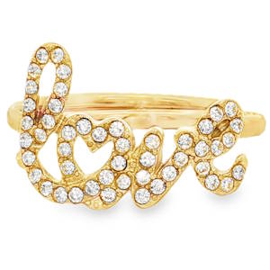 Exprimez vos sentiments avec élégance grâce à cette bague audacieuse qui marie romantisme et modernité. Conçue en acier inoxydable de haute qualité, elle offre un éclat doré durable qui résiste au ternissement quotidien. L’inscription Love est travaillée dans une calligraphie cursive fluide et artistique. Le détail charmant réside dans la lettre o, subtilement remplacée par un cœur délicat. L'intégralité du lettrage est pavée de petits cristaux transparents, soigneusement sertis pour capturer la lumière à chaque mouvement de la main. Taille ajustable.