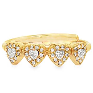 Affirmez votre côté romantique avec cette bague élégante et lumineuse. Conçue en acier inoxydable de haute qualité avec une finition dorée polie, elle allie durabilité et raffinement. La bague présente une rangée de quatre cœurs délicatement alignés, créant un effet visuel gracieux sur le doigt. Chaque cœur est orné d'un pavage de cristaux scintillants. Le centre de chaque motif accueille une pierre plus imposante, entourée d'une auréole de petits strass pour un éclat maximal. Taille ajustable.