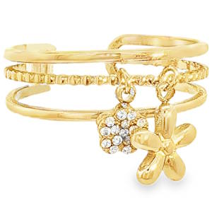 Cette bague est une pièce à la fois moderne et poétique, parfaite pour celles qui aiment les bijoux avec du mouvement. La bague se compose de trois anneaux distincts reliés à l'arrière, créant l'illusion de porter plusieurs joncs fins. L'anneau central présente une texture perlée qui accroche magnifiquement la lumière. Deux charmantes fleurs suspendues apportent une touche ludique et féminine. Une fleur au fini poli miroir lisse. Une fleur scintillante, entièrement sertie de cristaux pour un éclat précieux. Sa structure ouverte (ajustable) permet de l'adapter facilement à différentes tailles de doigts, offrant un port agréable au quotidien.