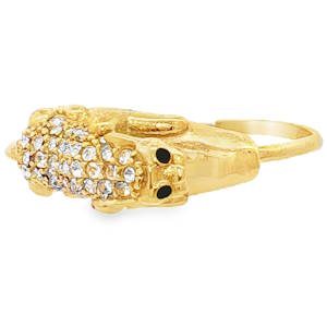 Cette bague audacieuse et sculpturale met en scène un félin majestueux, capturé dans une posture dynamique qui épouse la forme du doigt. C'est un bijou de caractère qui allie le symbolisme de la force sauvage à l'éclat de la joaillerie moderne. La bague représente une panthère (ou un léopard) aux lignes fluides. Le corps de l'animal est minutieusement travaillé pour donner une impression de mouvement. Le dos du félin est entièrement pavé de cristaux scintillants, créant un contraste lumineux avec la finition dorée. Les yeux sont marqués par de petits cristaux noirs profonds, apportant une touche de réalisme et de mystère au regard de l'animal.