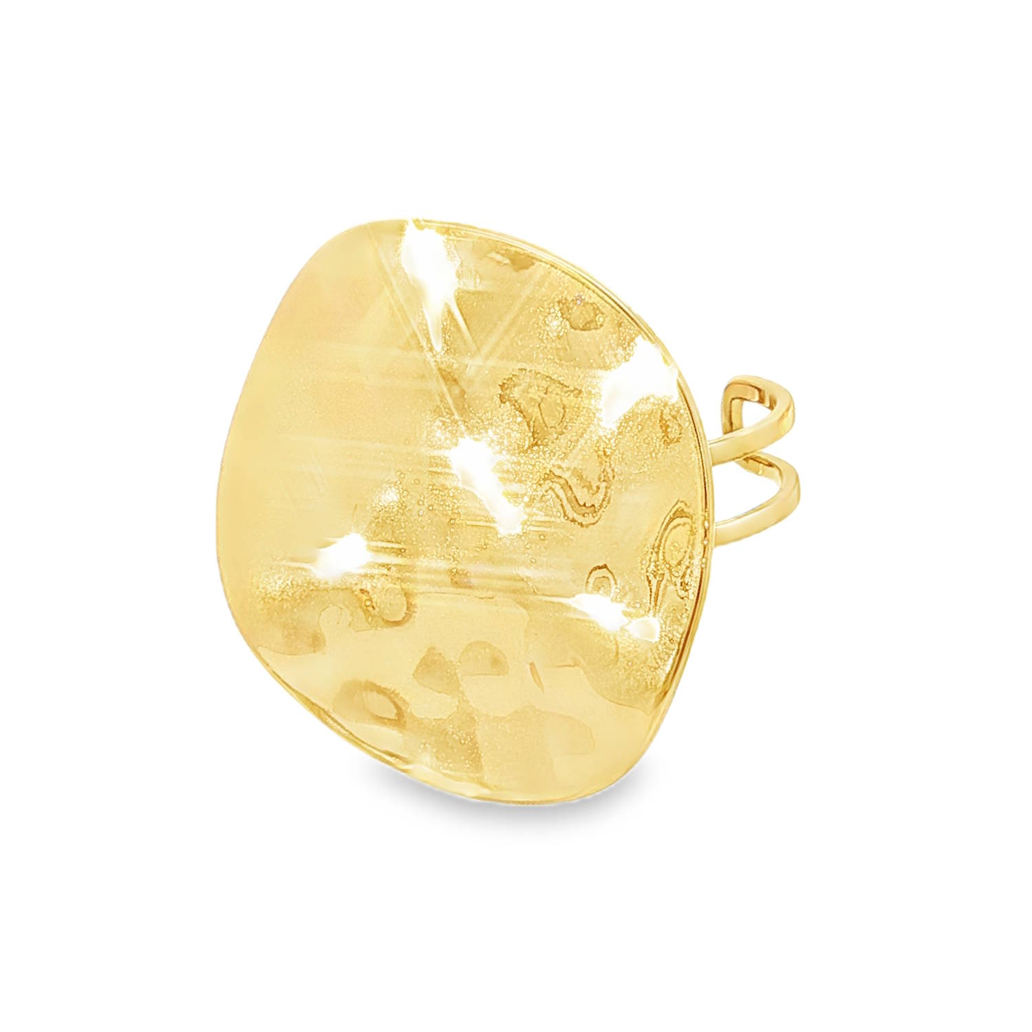 Cette bague audacieuse, confectionnée en acier doré, arbore un design contemporain avec une large surface martelée.<br/>Sa finition polie réfléchit la lumière de manière spectaculaire, faisant de cette pièce un ajout saisissant à toute collection de bijoux. Parfaite pour celles qui osent affirmer leur style.<br/>Taille ajustable. Rond Adolescent Adulte Femme Fille Indémodable Cette bague audacieuse, confectionnée en acier doré, arbore un design contemporain avec une large surface martelée.<br/>Sa finition polie réfléchit la lumière de manière spectaculaire, faisant de cette pièce un ajout saisissant à toute collection de bijoux. Parfaite pour celles qui osent affirmer leur style.<br/>Taille ajustable. Rond Adolescent Adulte Femme Fille Indémodable