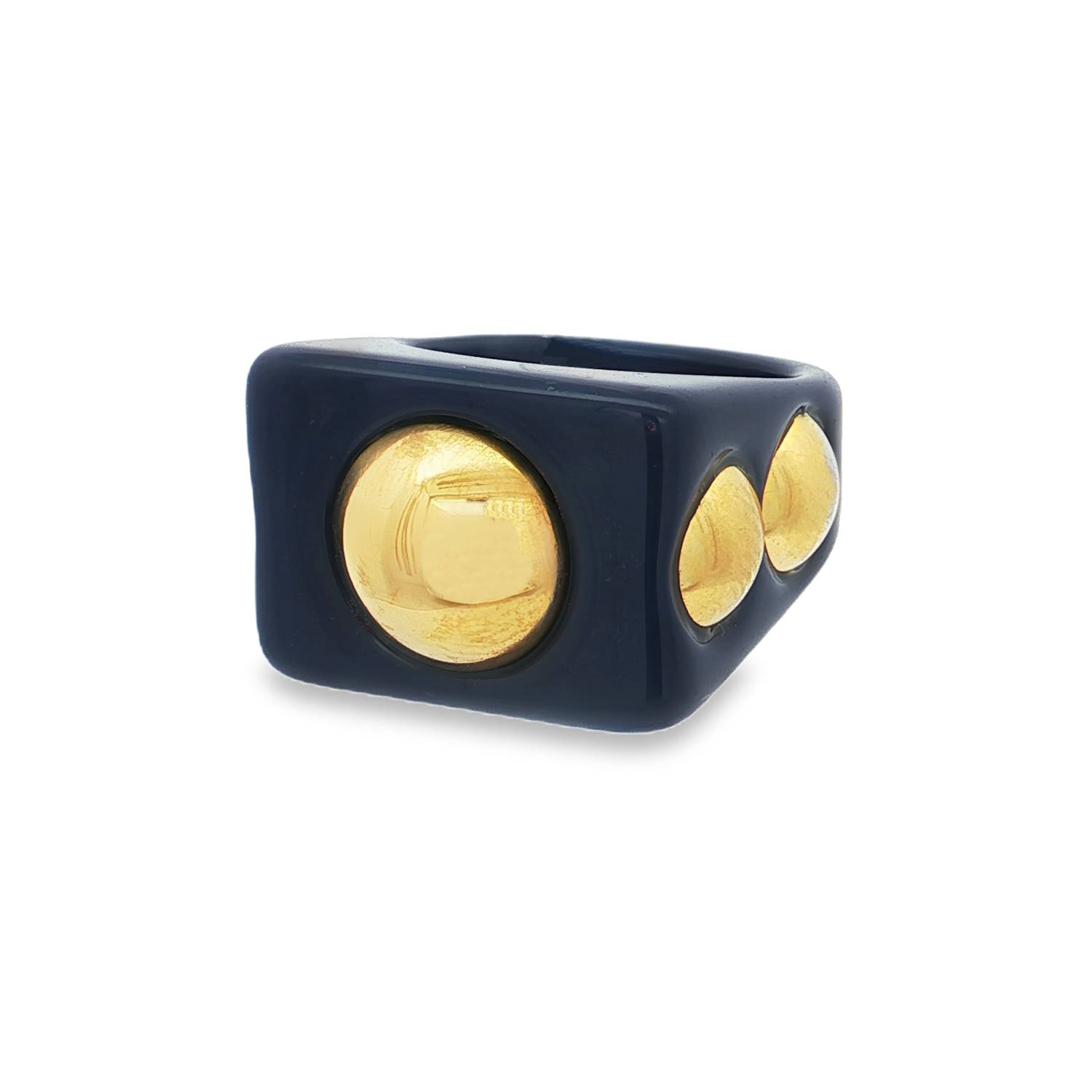 Affirmez votre individualité avec cette audacieuse bague chevalière carrée.<br/>Façonnée dans un matériau non métallique d'un bleu profond et rehaussée d'appliqués dorés, elle allie modernité et style affirmé.<br/>Un bijou qui ne manquera pas de faire tourner les têtes.<br/>Taille unique 58. Carré Rond Adolescent Adulte Femme Fille Indémodable Affirmez votre individualité avec cette audacieuse bague chevalière carrée.<br/>Façonnée dans un matériau non métallique d'un bleu profond et rehaussée d'appliqués dorés, elle allie modernité et style affirmé.<br/>Un bijou qui ne manquera pas de faire tourner les têtes.<br/>Taille unique 58. Carré Rond Adolescent Adulte Femme Fille Indémodable