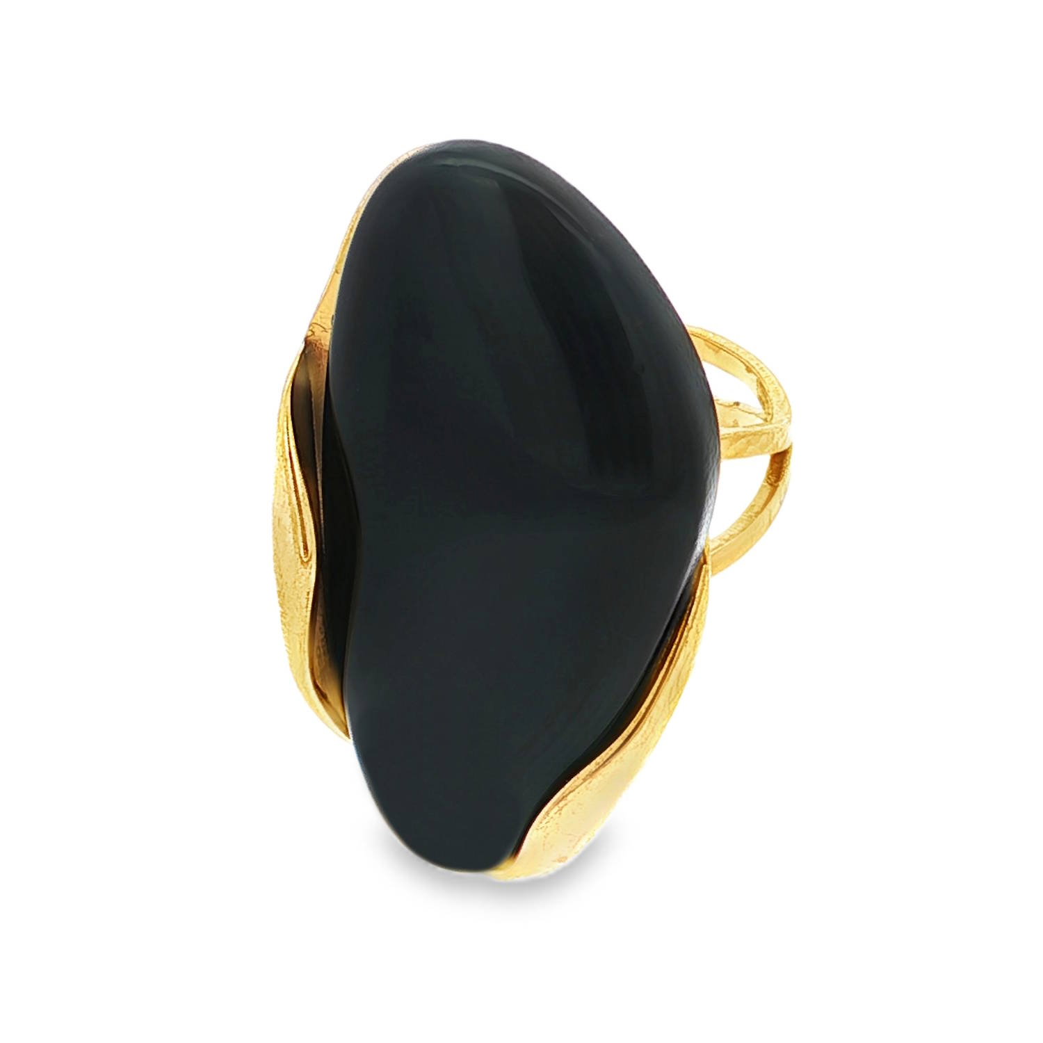 Découvrez cette bague cocktail audacieuse, mettant en valeur une pierre noire cabochon unique.<br/>Montée sur une structure en acier doré, cette pièce associe l'élégance classique à une esthétique contemporaine.<br/>La pierre, avec sa forme douce et son poli éclatant, captive le regard et confère à cette bague une présence sophistiquée et captivante.<br/>Taille ajustable. Ovale Adolescent Adulte Femme Fille Indémodable Découvrez cette bague cocktail audacieuse, mettant en valeur une pierre noire cabochon unique.<br/>Montée sur une structure en acier doré, cette pièce associe l'élégance classique à une esthétique contemporaine.<br/>La pierre, avec sa forme douce et son poli éclatant, captive le regard et confère à cette bague une présence sophistiquée et captivante.<br/>Taille ajustable. Ovale Adolescent Adulte Femme Fille Indémodable