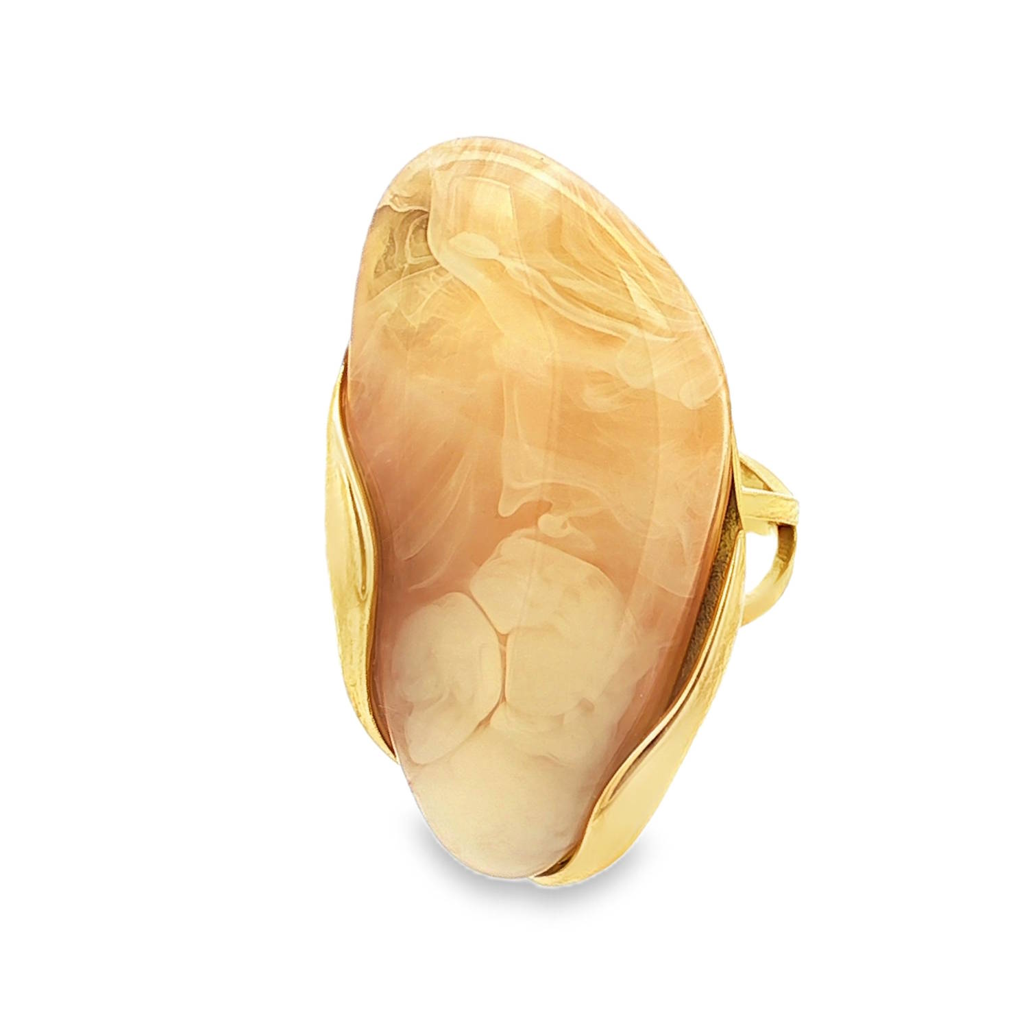 Découvrez cette bague cocktail audacieuse, mettant en valeur une pierre blanche dorée cabochon unique.<br/>Montée sur une structure en acier doré, cette pièce associe l'élégance classique à une esthétique contemporaine.<br/>La pierre, avec sa forme douce et son poli éclatant, captive le regard et confère à cette bague une présence sophistiquée et captivante.<br/>Taille ajustable. Ovale Adolescent Adulte Femme Fille Indémodable Découvrez cette bague cocktail audacieuse, mettant en valeur une pierre blanche dorée cabochon unique.<br/>Montée sur une structure en acier doré, cette pièce associe l'élégance classique à une esthétique contemporaine.<br/>La pierre, avec sa forme douce et son poli éclatant, captive le regard et confère à cette bague une présence sophistiquée et captivante.<br/>Taille ajustable. Ovale Adolescent Adulte Femme Fille Indémodable