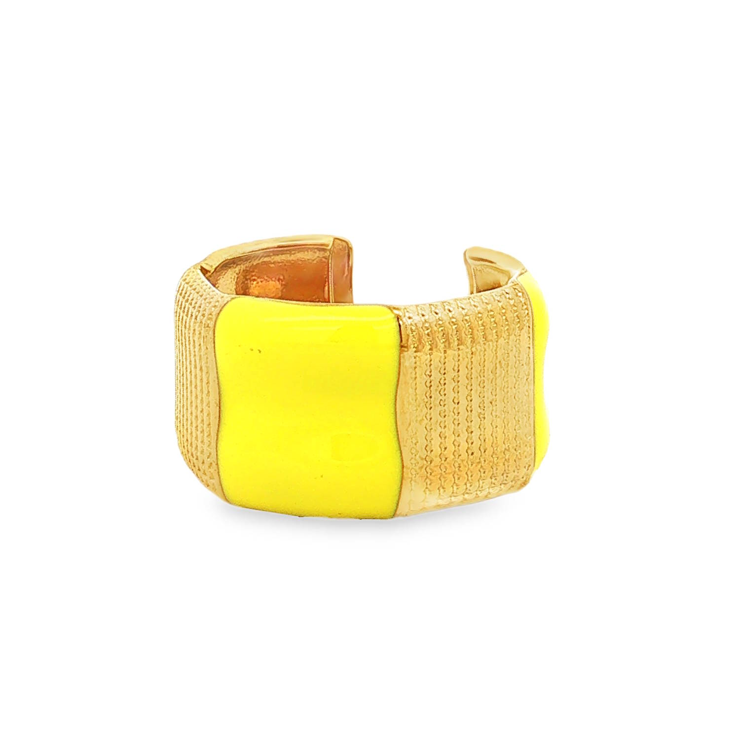 Affirmez votre style avec cette bague bandeau ouverte, une pièce audacieuse qui marie l’élégance du métal et l’énergie des couleurs contemporaines. Conçue en acier inoxydable de haute qualité, elle offre une durabilité exceptionnelle et une brillance durable.<br/>Le corps de la bague alterne entre des sections en acier doré à la finition finement texturée et des larges bandes d’émail jaune fluo parfaitement lisses.<br/>Sa structure ajustable permet de l'adapter facilement à toutes les morphologies de doigts. Adolescent Adulte Eté Femme Fille Printemps Affirmez votre style avec cette bague bandeau ouverte, une pièce audacieuse qui marie l’élégance du métal et l’énergie des couleurs contemporaines. Conçue en acier inoxydable de haute qualité, elle offre une durabilité exceptionnelle et une brillance durable.<br/>Le corps de la bague alterne entre des sections en acier doré à la finition finement texturée et des larges bandes d’émail jaune fluo parfaitement lisses.<br/>Sa structure ajustable permet de l'adapter facilement à toutes les morphologies de doigts. Adolescent Adulte Eté Femme Fille Printemps