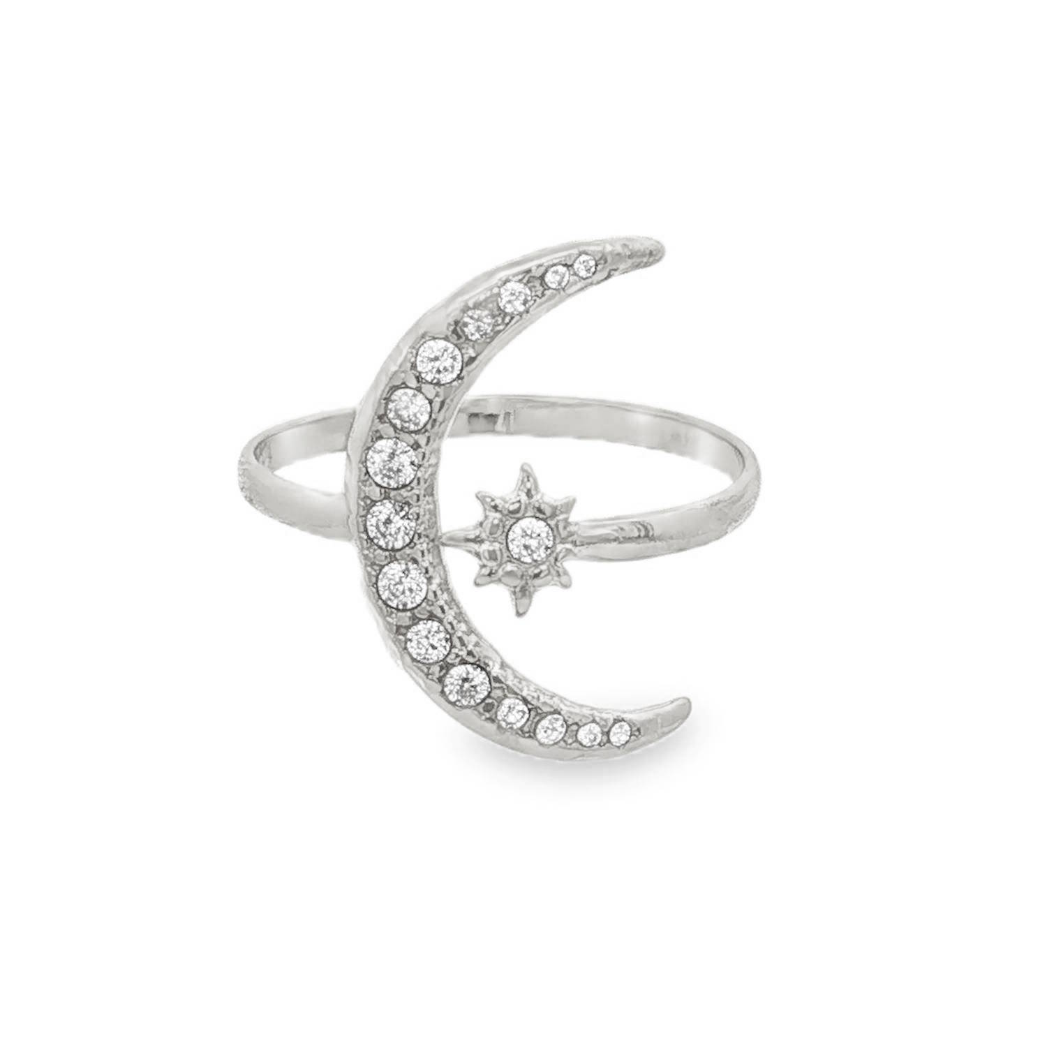 Apportez une touche de magie nocturne à votre style avec cette bague délicate au design mystique et intemporel. Conçue pour celles qui ont la tête dans les étoiles, elle capture la beauté du ciel nocturne dans un bijou moderne et élégant.<br/>Le croissant de lune est finement pavé de cristaux scintillants qui capturent la lumière à chaque mouvement, évoquant la clarté lunaire.<br/>Nichée au creux de la lune, une petite étoile ciselée centrée d'un cristal apporte un contraste parfait et une symbolique de guidance et d'espoir.<br/>Sa structure ajustable permet de l'adapter facilement à toutes les morphologies de doigts. Etoile Lune Strass Adolescent Adulte Femme Fille Indémodable Nature Apportez une touche de magie nocturne à votre style avec cette bague délicate au design mystique et intemporel. Conçue pour celles qui ont la tête dans les étoiles, elle capture la beauté du ciel nocturne dans un bijou moderne et élégant.<br/>Le croissant de lune est finement pavé de cristaux scintillants qui capturent la lumière à chaque mouvement, évoquant la clarté lunaire.<br/>Nichée au creux de la lune, une petite étoile ciselée centrée d'un cristal apporte un contraste parfait et une symbolique de guidance et d'espoir.<br/>Sa structure ajustable permet de l'adapter facilement à toutes les morphologies de doigts. Etoile Lune Strass Adolescent Adulte Femme Fille Indémodable Nature