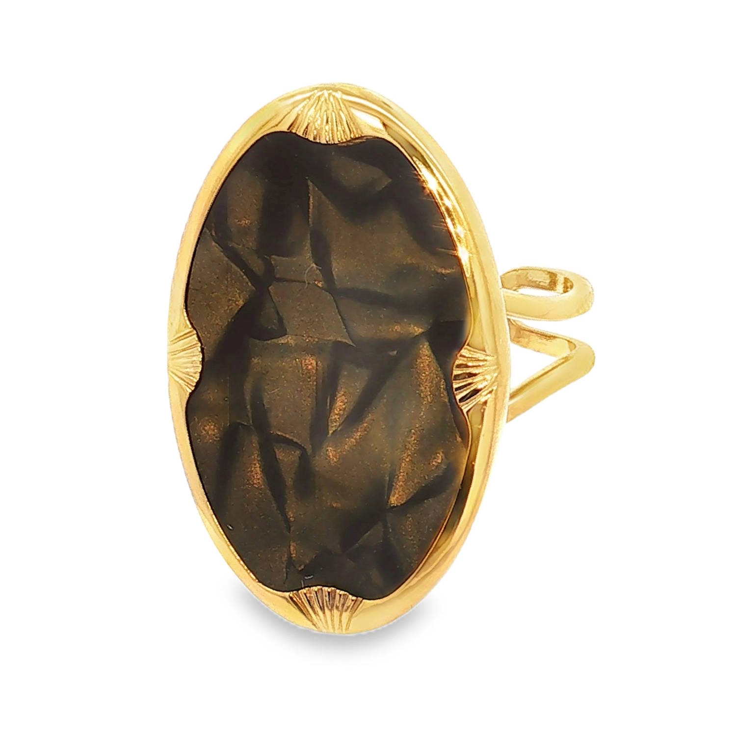 Cette bague majestueuse combine l'élégance du design vintage et la robustesse des matériaux modernes. Conçue en acier inoxydable de haute qualité avec une finition dorée éclatante, elle se distingue par son imposant plateau ovale central évoquant la chaleur et l'éclat du soleil.<br/>Une large pierre ovale au fini marbré et texturé. Sa teinte sombre, nuancée de reflets bronze et cuivrés, évoque la profondeur d'une roche volcanique ou d'un minéral brut.<br/>La pierre est maintenue dans un cadre ovale aux bords arrondis. Quatre motifs délicatement gravés en forme d'éventails ou de coquillages ponctuent les axes cardinaux du sertissage, ajoutant une touche artisanale et raffinée.<br/>Sa structure ajustable permet de l'adapter facilement à toutes les morphologies de doigts. Ovale Adolescent Adulte Eté Femme Fille Printemps Cette bague majestueuse combine l'élégance du design vintage et la robustesse des matériaux modernes. Conçue en acier inoxydable de haute qualité avec une finition dorée éclatante, elle se distingue par son imposant plateau ovale central évoquant la chaleur et l'éclat du soleil.<br/>Une large pierre ovale au fini marbré et texturé. Sa teinte sombre, nuancée de reflets bronze et cuivrés, évoque la profondeur d'une roche volcanique ou d'un minéral brut.<br/>La pierre est maintenue dans un cadre ovale aux bords arrondis. Quatre motifs délicatement gravés en forme d'éventails ou de coquillages ponctuent les axes cardinaux du sertissage, ajoutant une touche artisanale et raffinée.<br/>Sa structure ajustable permet de l'adapter facilement à toutes les morphologies de doigts. Ovale Adolescent Adulte Eté Femme Fille Printemps