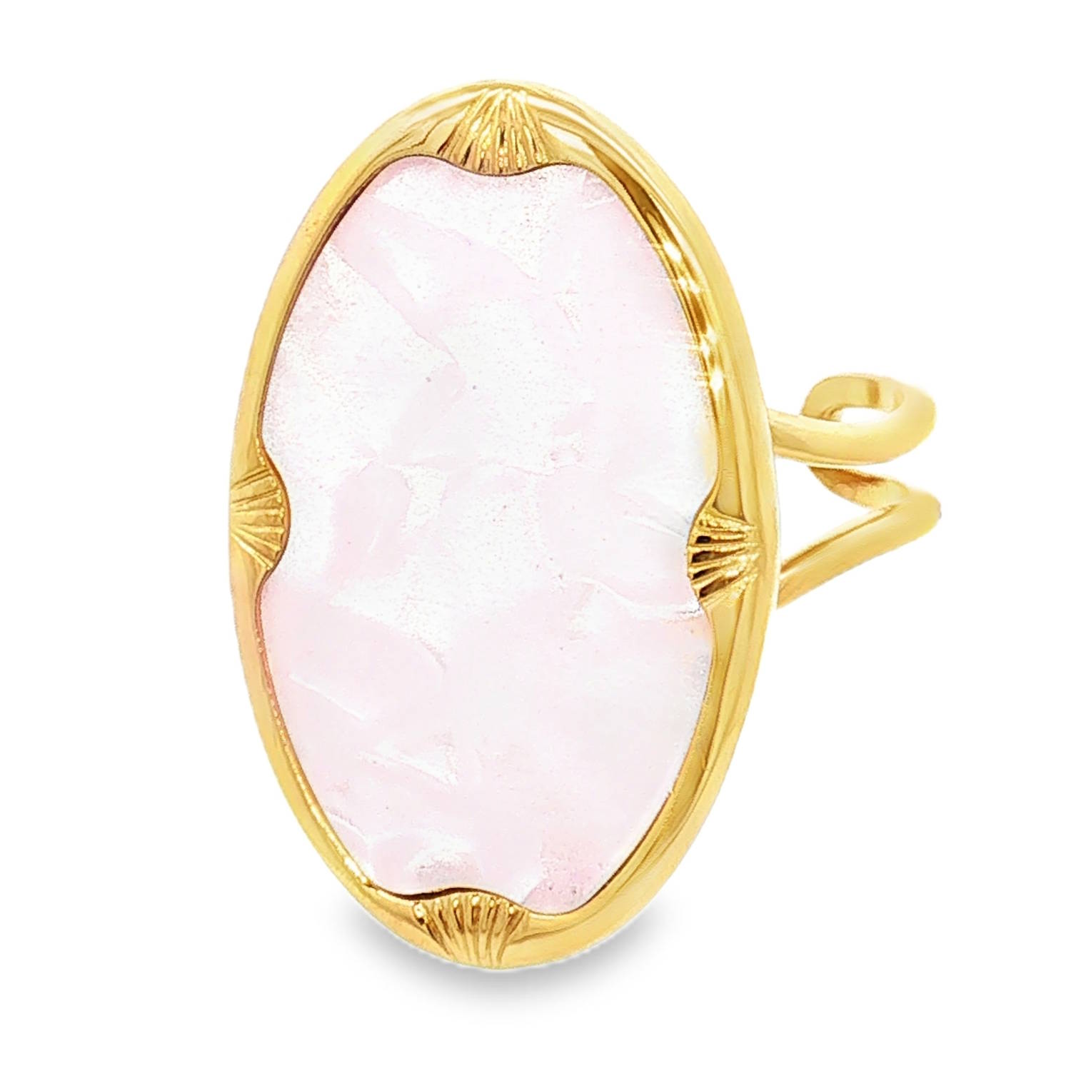 Cette bague majestueuse combine l'élégance du design vintage et la robustesse des matériaux modernes. Conçue en acier inoxydable de haute qualité avec une finition dorée éclatante, elle se distingue par son imposant plateau ovale central évoquant la chaleur et l'éclat du soleil.<br/>La bague est ornée d'un grand cabochon ovale au fini nacré rose poudré. Sa texture délicatement marbrée capte la lumière pour offrir des reflets doux et changeants, évoquant la finesse du quartz rose.<br/>La pierre est maintenue dans un cadre ovale aux bords arrondis. Quatre motifs délicatement gravés en forme d'éventails ou de coquillages ponctuent les axes cardinaux du sertissage, ajoutant une touche artisanale et raffinée.<br/>Sa structure ajustable permet de l'adapter facilement à toutes les morphologies de doigts. Ovale Adolescent Adulte Eté Femme Fille Printemps Cette bague majestueuse combine l'élégance du design vintage et la robustesse des matériaux modernes. Conçue en acier inoxydable de haute qualité avec une finition dorée éclatante, elle se distingue par son imposant plateau ovale central évoquant la chaleur et l'éclat du soleil.<br/>La bague est ornée d'un grand cabochon ovale au fini nacré rose poudré. Sa texture délicatement marbrée capte la lumière pour offrir des reflets doux et changeants, évoquant la finesse du quartz rose.<br/>La pierre est maintenue dans un cadre ovale aux bords arrondis. Quatre motifs délicatement gravés en forme d'éventails ou de coquillages ponctuent les axes cardinaux du sertissage, ajoutant une touche artisanale et raffinée.<br/>Sa structure ajustable permet de l'adapter facilement à toutes les morphologies de doigts. Ovale Adolescent Adulte Eté Femme Fille Printemps