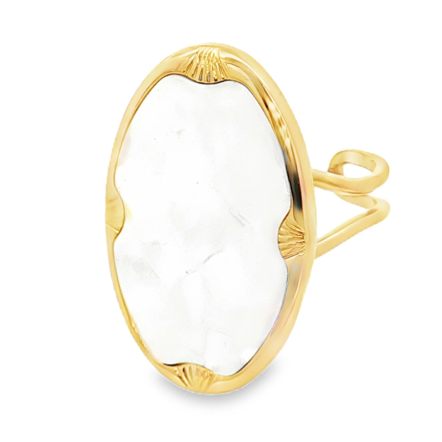 Cette bague majestueuse combine l'élégance du design vintage et la robustesse des matériaux modernes. Conçue en acier inoxydable de haute qualité avec une finition dorée éclatante, elle se distingue par son imposant plateau ovale central évoquant la chaleur et l'éclat du soleil.<br/>L'élément principal est un large cabochon ovale au fini nacré blanc immaculé. Sa surface présente des reflets irisés et une texture légèrement irrégulière qui rappelle la nacre naturelle, apportant une luminosité douce au bijou.<br/>La pierre est maintenue dans un cadre ovale aux bords arrondis. Quatre motifs délicatement gravés en forme d'éventails ou de coquillages ponctuent les axes cardinaux du sertissage, ajoutant une touche artisanale et raffinée.<br/>Sa structure ajustable permet de l'adapter facilement à toutes les morphologies de doigts. Ovale Adolescent Adulte Eté Femme Fille Printemps Cette bague majestueuse combine l'élégance du design vintage et la robustesse des matériaux modernes. Conçue en acier inoxydable de haute qualité avec une finition dorée éclatante, elle se distingue par son imposant plateau ovale central évoquant la chaleur et l'éclat du soleil.<br/>L'élément principal est un large cabochon ovale au fini nacré blanc immaculé. Sa surface présente des reflets irisés et une texture légèrement irrégulière qui rappelle la nacre naturelle, apportant une luminosité douce au bijou.<br/>La pierre est maintenue dans un cadre ovale aux bords arrondis. Quatre motifs délicatement gravés en forme d'éventails ou de coquillages ponctuent les axes cardinaux du sertissage, ajoutant une touche artisanale et raffinée.<br/>Sa structure ajustable permet de l'adapter facilement à toutes les morphologies de doigts. Ovale Adolescent Adulte Eté Femme Fille Printemps