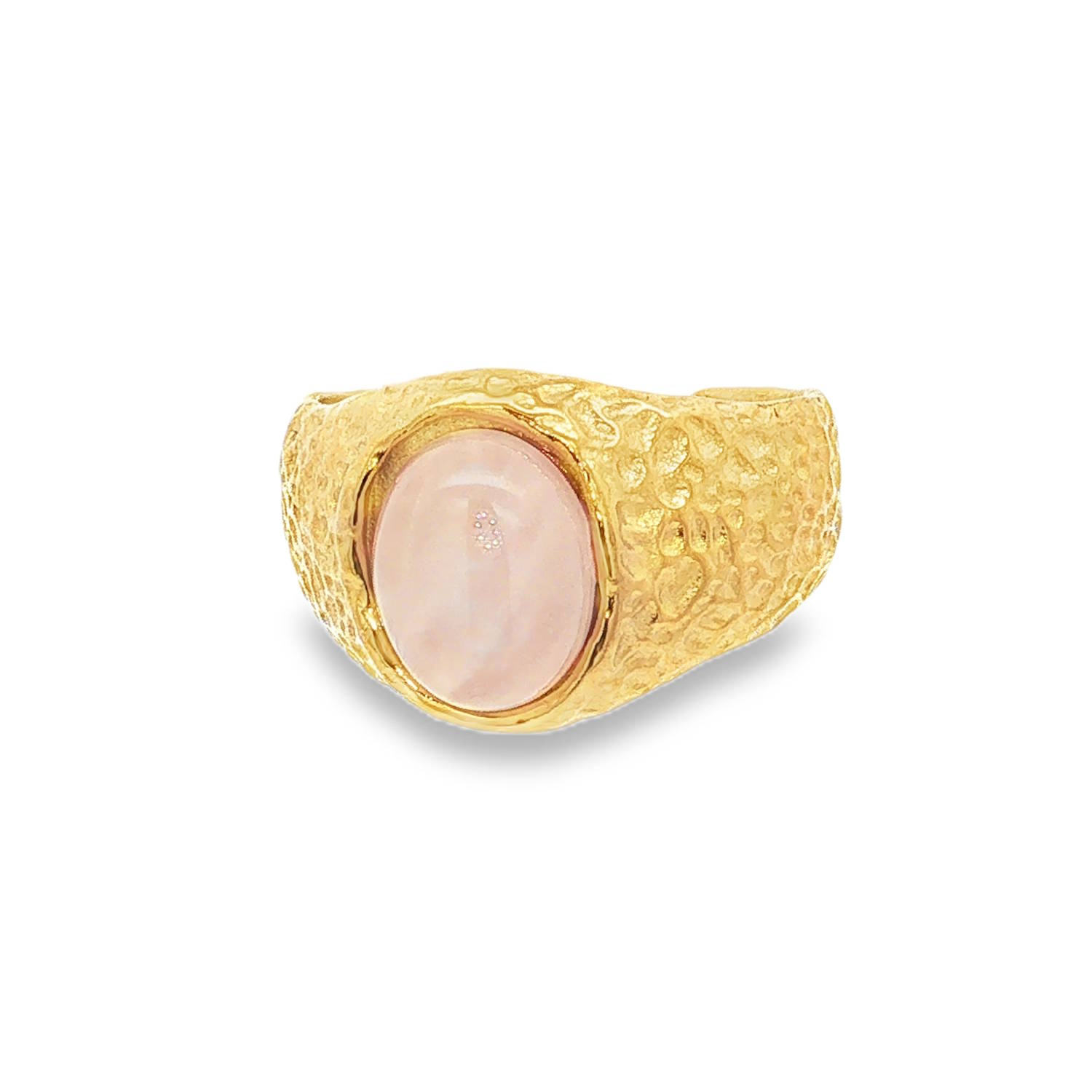 Cette bague sculpturale se distingue par son design organique et audacieux. Conçue en acier inoxydable de haute qualité, elle arbore une finition dorée à la texture martelée, rappelant l'aspect de l'or pépite ou des trésors antiques retrouvés.<br/>Un imposant cabochon ovale en poudre cristalline. Sa teinte rose poudré, à la fois tendre et laiteuse, offre un contraste saisissant avec l'éclat solaire de la monture.<br/>Sa structure ajustable permet de l'adapter facilement à toutes les morphologies de doigts. Ovale Adolescent Adulte Femme Fille Indémodable Cette bague sculpturale se distingue par son design organique et audacieux. Conçue en acier inoxydable de haute qualité, elle arbore une finition dorée à la texture martelée, rappelant l'aspect de l'or pépite ou des trésors antiques retrouvés.<br/>Un imposant cabochon ovale en poudre cristalline. Sa teinte rose poudré, à la fois tendre et laiteuse, offre un contraste saisissant avec l'éclat solaire de la monture.<br/>Sa structure ajustable permet de l'adapter facilement à toutes les morphologies de doigts. Ovale Adolescent Adulte Femme Fille Indémodable