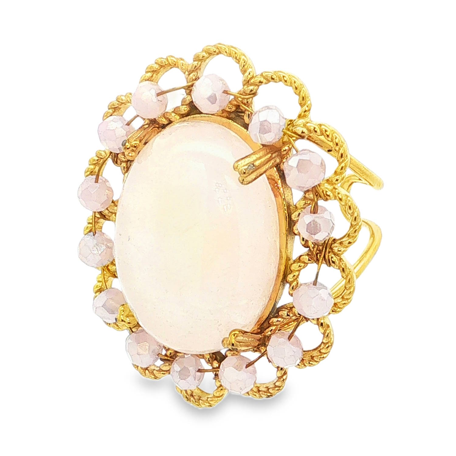 Cette bague majestueuse combine le charme de l'ancien avec la robustesse de l'acier moderne. Conçue comme un véritable bijou de caractère, elle se distingue par son design floral et ses teintes poudrées.<br/>Au cœur de la bague trône un imposant cabochon ovale à l'aspect laiteux et lisse. Sa couleur rose pâle, presque translucide, capte la lumière pour apporter une touche de douceur au regard.<br/>Le cabochon est entouré d'une corolle de fines perles roses facettées. Chaque perle est délicatement intégrée dans un sertissage en filigrane doré, rappelant la dentelle ou les bijoux de l'époque victorienne.<br/>Sa structure ajustable permet de l'adapter facilement à toutes les morphologies de doigts. Ovale Perle Adolescent Adulte Eté Femme Fille Printemps Cette bague majestueuse combine le charme de l'ancien avec la robustesse de l'acier moderne. Conçue comme un véritable bijou de caractère, elle se distingue par son design floral et ses teintes poudrées.<br/>Au cœur de la bague trône un imposant cabochon ovale à l'aspect laiteux et lisse. Sa couleur rose pâle, presque translucide, capte la lumière pour apporter une touche de douceur au regard.<br/>Le cabochon est entouré d'une corolle de fines perles roses facettées. Chaque perle est délicatement intégrée dans un sertissage en filigrane doré, rappelant la dentelle ou les bijoux de l'époque victorienne.<br/>Sa structure ajustable permet de l'adapter facilement à toutes les morphologies de doigts. Ovale Perle Adolescent Adulte Eté Femme Fille Printemps