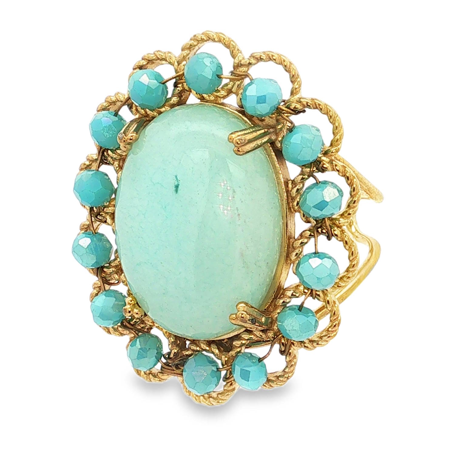 Cette bague majestueuse combine le charme de l'ancien avec la robustesse de l'acier moderne. Conçue comme un véritable bijou de caractère, elle se distingue par son design floral et ses teintes poudrées.<br/>Le cœur de la bague est orné d'un grand cabochon ovale à la finition lisse. Sa couleur est un bleu turquoise, apportant une douceur lumineuse à l'ensemble.<br/>La pierre centrale est encerclée par une couronne de petites perles facettées d'un bleu turquoise vif. Ces perles captent la lumière grâce à leurs multiples facettes, créant un contraste dynamique avec le cabochon central.<br/>Sa structure ajustable permet de l'adapter facilement à toutes les morphologies de doigts. Ovale Perle Adolescent Adulte Eté Femme Fille Printemps Cette bague majestueuse combine le charme de l'ancien avec la robustesse de l'acier moderne. Conçue comme un véritable bijou de caractère, elle se distingue par son design floral et ses teintes poudrées.<br/>Le cœur de la bague est orné d'un grand cabochon ovale à la finition lisse. Sa couleur est un bleu turquoise, apportant une douceur lumineuse à l'ensemble.<br/>La pierre centrale est encerclée par une couronne de petites perles facettées d'un bleu turquoise vif. Ces perles captent la lumière grâce à leurs multiples facettes, créant un contraste dynamique avec le cabochon central.<br/>Sa structure ajustable permet de l'adapter facilement à toutes les morphologies de doigts. Ovale Perle Adolescent Adulte Eté Femme Fille Printemps