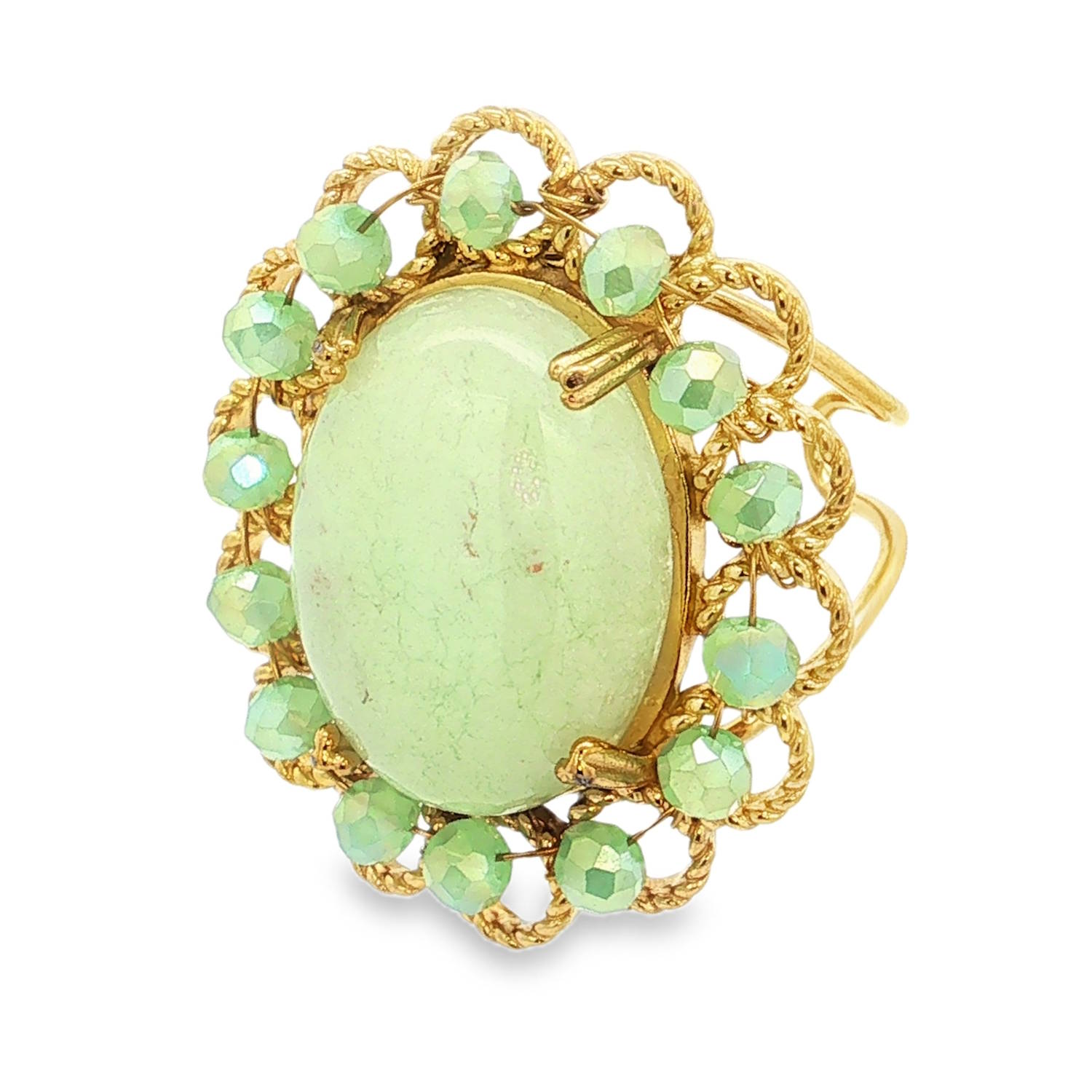 Cette bague majestueuse combine le charme de l'ancien avec la robustesse de l'acier moderne. Conçue comme un véritable bijou de caractère, elle se distingue par son design floral et ses teintes poudrées.<br/>Un large cabochon ovale d'aspect aventurine, offrant une teinte vert pastel douce et apaisante avec de légères marbrures naturelles.<br/>Le pourtour est délicatement travaillé avec une monture en filigrane torsadé. Il est serti d'une couronne de perles vertes à facettes scintillantes qui captent la lumière à chaque mouvement.<br/>Sa structure ajustable permet de l'adapter facilement à toutes les morphologies de doigts. Ovale Perle Adolescent Adulte Eté Femme Fille Printemps Cette bague majestueuse combine le charme de l'ancien avec la robustesse de l'acier moderne. Conçue comme un véritable bijou de caractère, elle se distingue par son design floral et ses teintes poudrées.<br/>Un large cabochon ovale d'aspect aventurine, offrant une teinte vert pastel douce et apaisante avec de légères marbrures naturelles.<br/>Le pourtour est délicatement travaillé avec une monture en filigrane torsadé. Il est serti d'une couronne de perles vertes à facettes scintillantes qui captent la lumière à chaque mouvement.<br/>Sa structure ajustable permet de l'adapter facilement à toutes les morphologies de doigts. Ovale Perle Adolescent Adulte Eté Femme Fille Printemps