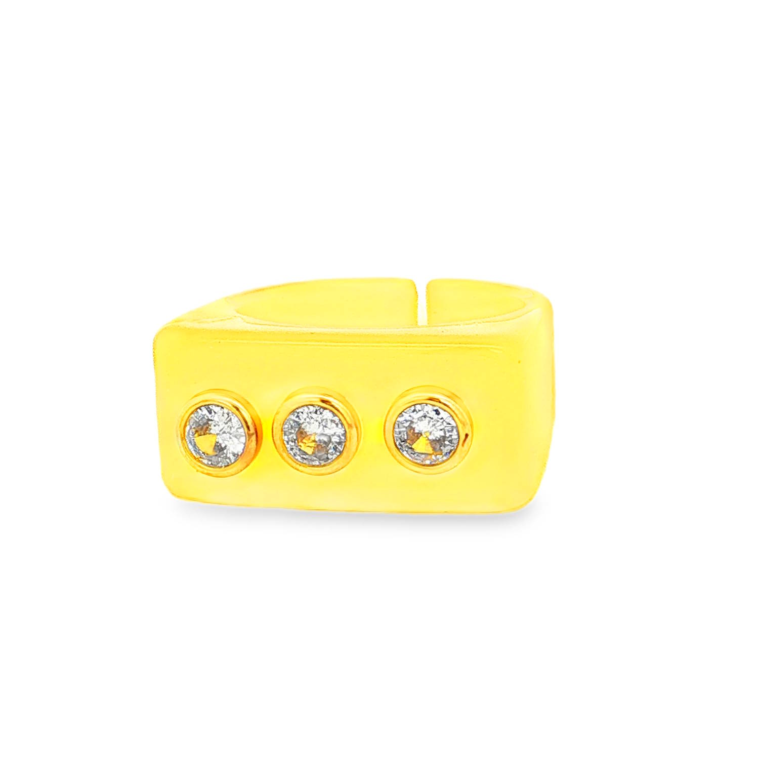 Cette bague de type chevalière moderne se distingue par son allure géométrique et colorée. Elle présente un corps large et rectangulaire aux angles arrondis à la couleur jaune citron, offrant une silhouette à la fois imposante et douce.<br/>Le plateau rectangulaire est orné de trois cristaux scintillants de taille ronde. Chaque pierre est délicatement sertie dans un cercle d'acier doré, créant un contraste élégant avec la résine.<br/>Sa structure ajustable permet de l'adapter facilement à toutes les morphologies de doigts. Chevalière Rond Strass Adolescent Adulte Eté Femme Fille Printemps Cette bague de type chevalière moderne se distingue par son allure géométrique et colorée. Elle présente un corps large et rectangulaire aux angles arrondis à la couleur jaune citron, offrant une silhouette à la fois imposante et douce.<br/>Le plateau rectangulaire est orné de trois cristaux scintillants de taille ronde. Chaque pierre est délicatement sertie dans un cercle d'acier doré, créant un contraste élégant avec la résine.<br/>Sa structure ajustable permet de l'adapter facilement à toutes les morphologies de doigts. Chevalière Rond Strass Adolescent Adulte Eté Femme Fille Printemps