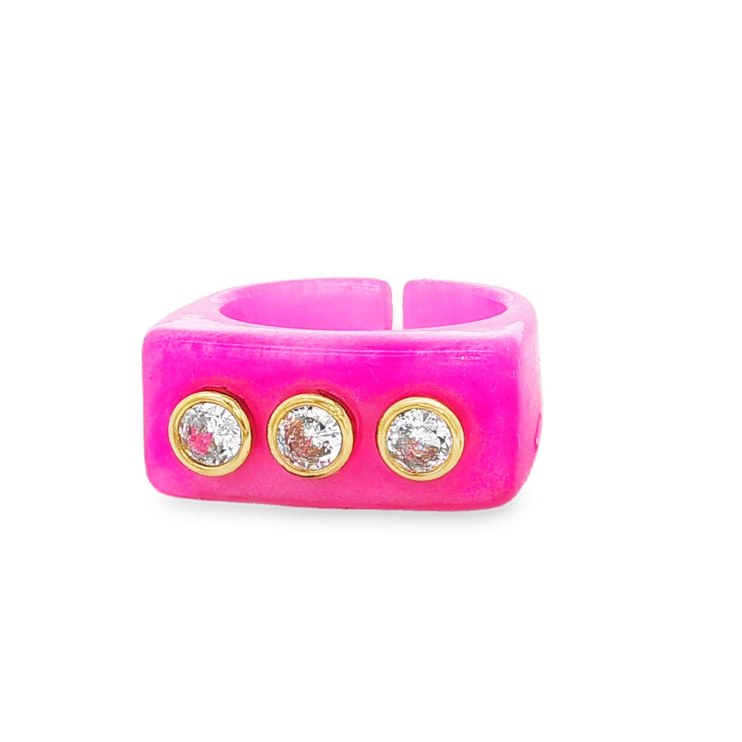 Cette bague se distingue par son corps imposant en résine rose fuchsia, offrant une texture lisse et une couleur vibrante qui ne passe pas inaperçue. Sa forme rectangulaire de type chevalière moderne lui confère un caractère affirmé et résolument contemporain.<br/>La bague est sertie de trois cristaux étincelants. Chaque pierre est entourée d’un liseré en acier inoxydable doré, créant un contraste chic avec le rose électrique de la résine.<br/>Sa structure ajustable permet de l'adapter facilement à toutes les morphologies de doigts. Chevalière Rond Strass Adolescent Adulte Eté Femme Fille Printemps Cette bague se distingue par son corps imposant en résine rose fuchsia, offrant une texture lisse et une couleur vibrante qui ne passe pas inaperçue. Sa forme rectangulaire de type chevalière moderne lui confère un caractère affirmé et résolument contemporain.<br/>La bague est sertie de trois cristaux étincelants. Chaque pierre est entourée d’un liseré en acier inoxydable doré, créant un contraste chic avec le rose électrique de la résine.<br/>Sa structure ajustable permet de l'adapter facilement à toutes les morphologies de doigts. Chevalière Rond Strass Adolescent Adulte Eté Femme Fille Printemps