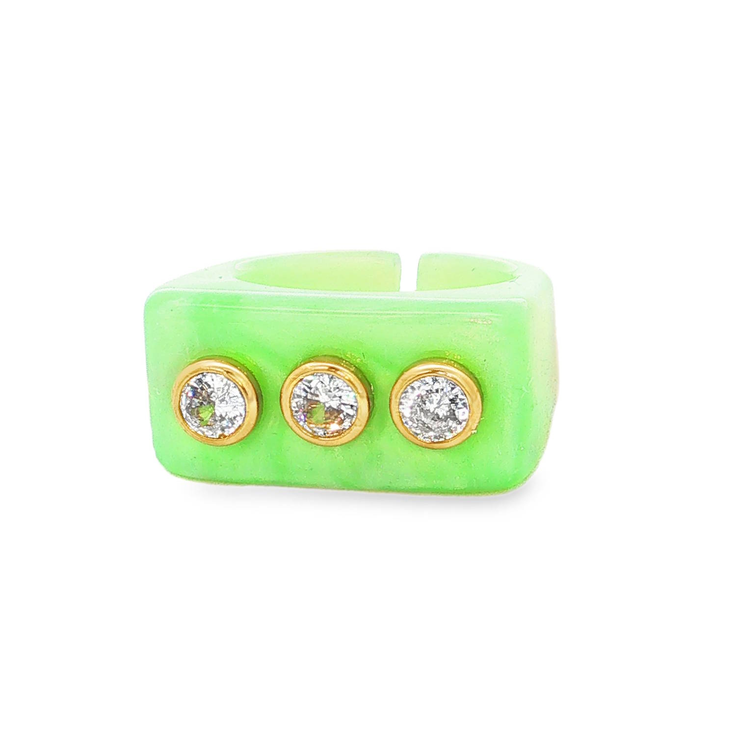 Cette bague se distingue par son corps imposant en résine vert menthe acidulé, offrant une texture lisse et une couleur vibrante qui ne passe pas inaperçue. Sa forme rectangulaire de type chevalière moderne lui confère un caractère affirmé et résolument contemporain.<br/>La bague est sertie de trois cristaux étincelants. Chaque pierre est entourée d’un liseré en acier inoxydable doré, créant un contraste chic avec le vert vif de la résine.<br/>Sa structure ajustable permet de l'adapter facilement à toutes les morphologies de doigts. Chevalière Rond Strass Adolescent Adulte Eté Femme Fille Printemps Cette bague se distingue par son corps imposant en résine vert menthe acidulé, offrant une texture lisse et une couleur vibrante qui ne passe pas inaperçue. Sa forme rectangulaire de type chevalière moderne lui confère un caractère affirmé et résolument contemporain.<br/>La bague est sertie de trois cristaux étincelants. Chaque pierre est entourée d’un liseré en acier inoxydable doré, créant un contraste chic avec le vert vif de la résine.<br/>Sa structure ajustable permet de l'adapter facilement à toutes les morphologies de doigts. Chevalière Rond Strass Adolescent Adulte Eté Femme Fille Printemps