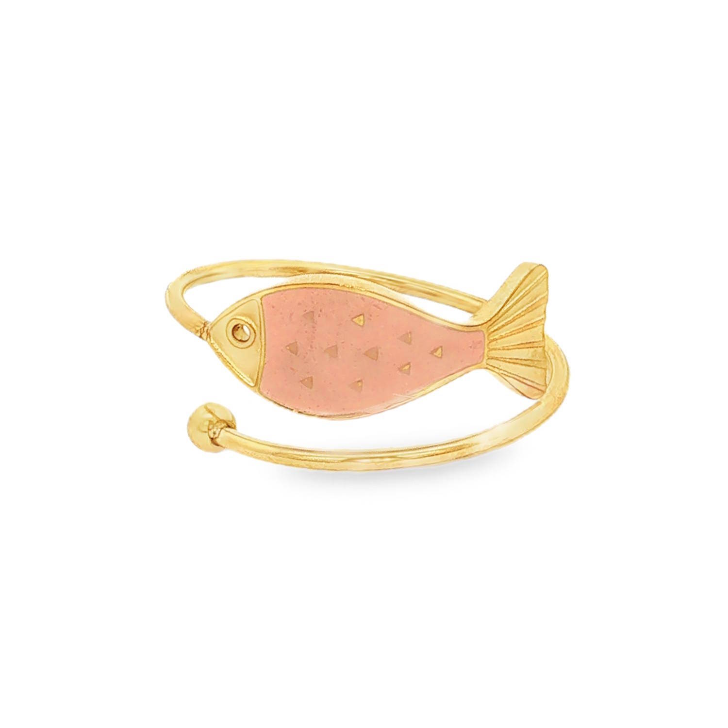 Apportez une touche de fraîcheur et de poésie à votre main avec cette bague fine au design ludique et raffiné. Conçue en acier inoxydable de haute qualité, elle allie durabilité et éclat pour un usage quotidien sans compromis.<br/>Cette pièce se distingue par son motif central en forme de poisson stylisé, dont le corps est orné d'un émail de couleur rose saumon. La texture de l'émail est délicatement parsemée de petits triangles dorés rappelant les écailles, apportant un relief subtil et un jeu de lumière raffiné.<br/>La tête et la queue du poisson présentent des gravures précises qui accrochent la lumière, donnant du relief au bijou.<br/>Sa structure ajustable permet de l'adapter facilement à toutes les morphologies de doigts. Poisson Adolescent Adulte Animaux Femme Fille Indémodable Nature Apportez une touche de fraîcheur et de poésie à votre main avec cette bague fine au design ludique et raffiné. Conçue en acier inoxydable de haute qualité, elle allie durabilité et éclat pour un usage quotidien sans compromis.<br/>Cette pièce se distingue par son motif central en forme de poisson stylisé, dont le corps est orné d'un émail de couleur rose saumon. La texture de l'émail est délicatement parsemée de petits triangles dorés rappelant les écailles, apportant un relief subtil et un jeu de lumière raffiné.<br/>La tête et la queue du poisson présentent des gravures précises qui accrochent la lumière, donnant du relief au bijou.<br/>Sa structure ajustable permet de l'adapter facilement à toutes les morphologies de doigts. Poisson Adolescent Adulte Animaux Femme Fille Indémodable Nature