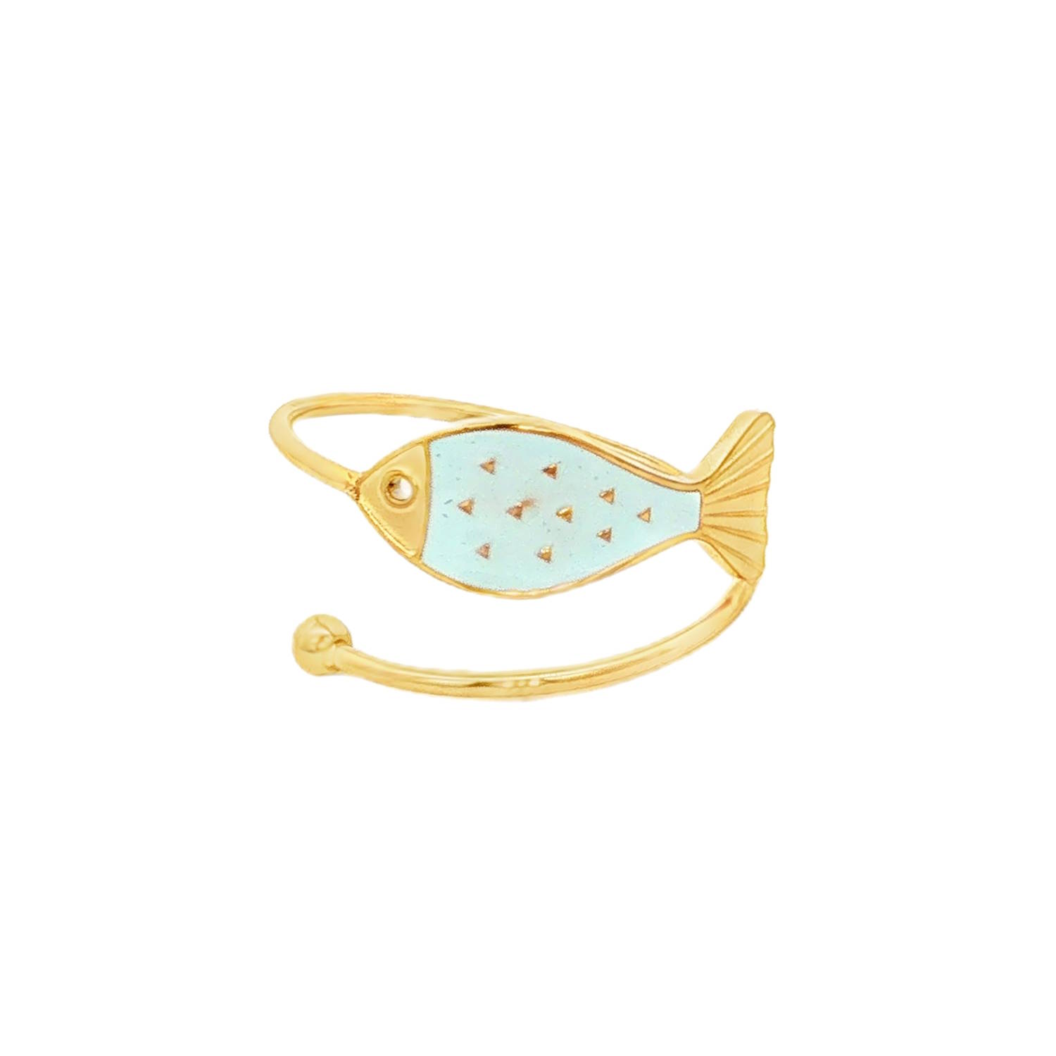 Apportez une touche de fraîcheur et de poésie à votre main avec cette bague fine au design ludique et raffiné. Conçue en acier inoxydable de haute qualité, elle allie durabilité et éclat pour un usage quotidien sans compromis.<br/>Cette pièce se distingue par son motif central en forme de poisson stylisé, dont le corps est orné d'un émail de couleur bleue. La texture de l'émail est délicatement parsemée de petits triangles dorés rappelant les écailles, apportant un relief subtil et un jeu de lumière raffiné.<br/>La tête et la queue du poisson présentent des gravures précises qui accrochent la lumière, donnant du relief au bijou.<br/>Sa structure ajustable permet de l'adapter facilement à toutes les morphologies de doigts. Poisson Adolescent Adulte Animaux Femme Fille Indémodable Nature Apportez une touche de fraîcheur et de poésie à votre main avec cette bague fine au design ludique et raffiné. Conçue en acier inoxydable de haute qualité, elle allie durabilité et éclat pour un usage quotidien sans compromis.<br/>Cette pièce se distingue par son motif central en forme de poisson stylisé, dont le corps est orné d'un émail de couleur bleue. La texture de l'émail est délicatement parsemée de petits triangles dorés rappelant les écailles, apportant un relief subtil et un jeu de lumière raffiné.<br/>La tête et la queue du poisson présentent des gravures précises qui accrochent la lumière, donnant du relief au bijou.<br/>Sa structure ajustable permet de l'adapter facilement à toutes les morphologies de doigts. Poisson Adolescent Adulte Animaux Femme Fille Indémodable Nature