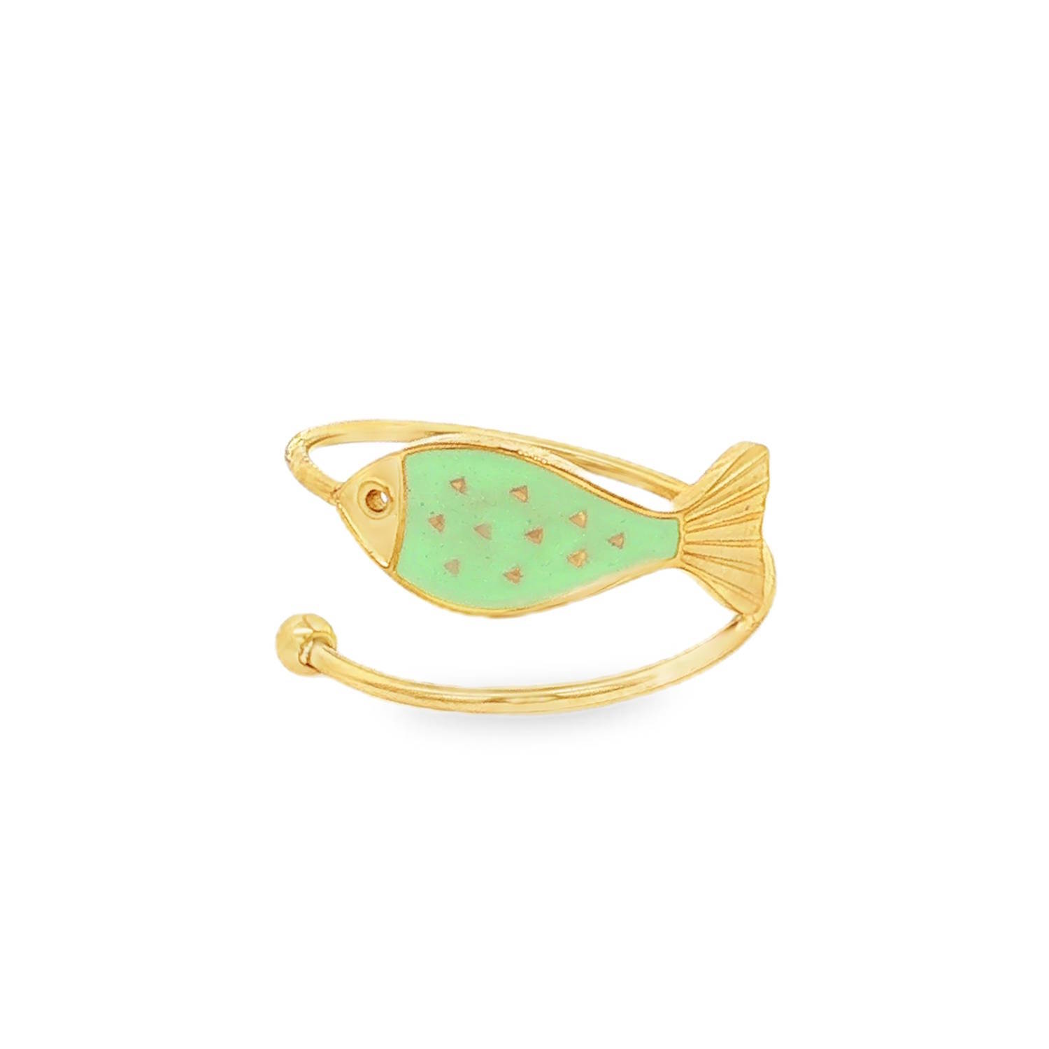 Apportez une touche de fraîcheur et de poésie à votre main avec cette bague fine au design ludique et raffiné. Conçue en acier inoxydable de haute qualité, elle allie durabilité et éclat pour un usage quotidien sans compromis.<br/>Cette pièce se distingue par son motif central en forme de poisson stylisé, dont le corps est orné d'un émail de couleur verte. La texture de l'émail est délicatement parsemée de petits triangles dorés rappelant les écailles, apportant un relief subtil et un jeu de lumière raffiné.<br/>La tête et la queue du poisson présentent des gravures précises qui accrochent la lumière, donnant du relief au bijou.<br/>Sa structure ajustable permet de l'adapter facilement à toutes les morphologies de doigts. Poisson Adolescent Adulte Animaux Femme Fille Indémodable Nature Apportez une touche de fraîcheur et de poésie à votre main avec cette bague fine au design ludique et raffiné. Conçue en acier inoxydable de haute qualité, elle allie durabilité et éclat pour un usage quotidien sans compromis.<br/>Cette pièce se distingue par son motif central en forme de poisson stylisé, dont le corps est orné d'un émail de couleur verte. La texture de l'émail est délicatement parsemée de petits triangles dorés rappelant les écailles, apportant un relief subtil et un jeu de lumière raffiné.<br/>La tête et la queue du poisson présentent des gravures précises qui accrochent la lumière, donnant du relief au bijou.<br/>Sa structure ajustable permet de l'adapter facilement à toutes les morphologies de doigts. Poisson Adolescent Adulte Animaux Femme Fille Indémodable Nature