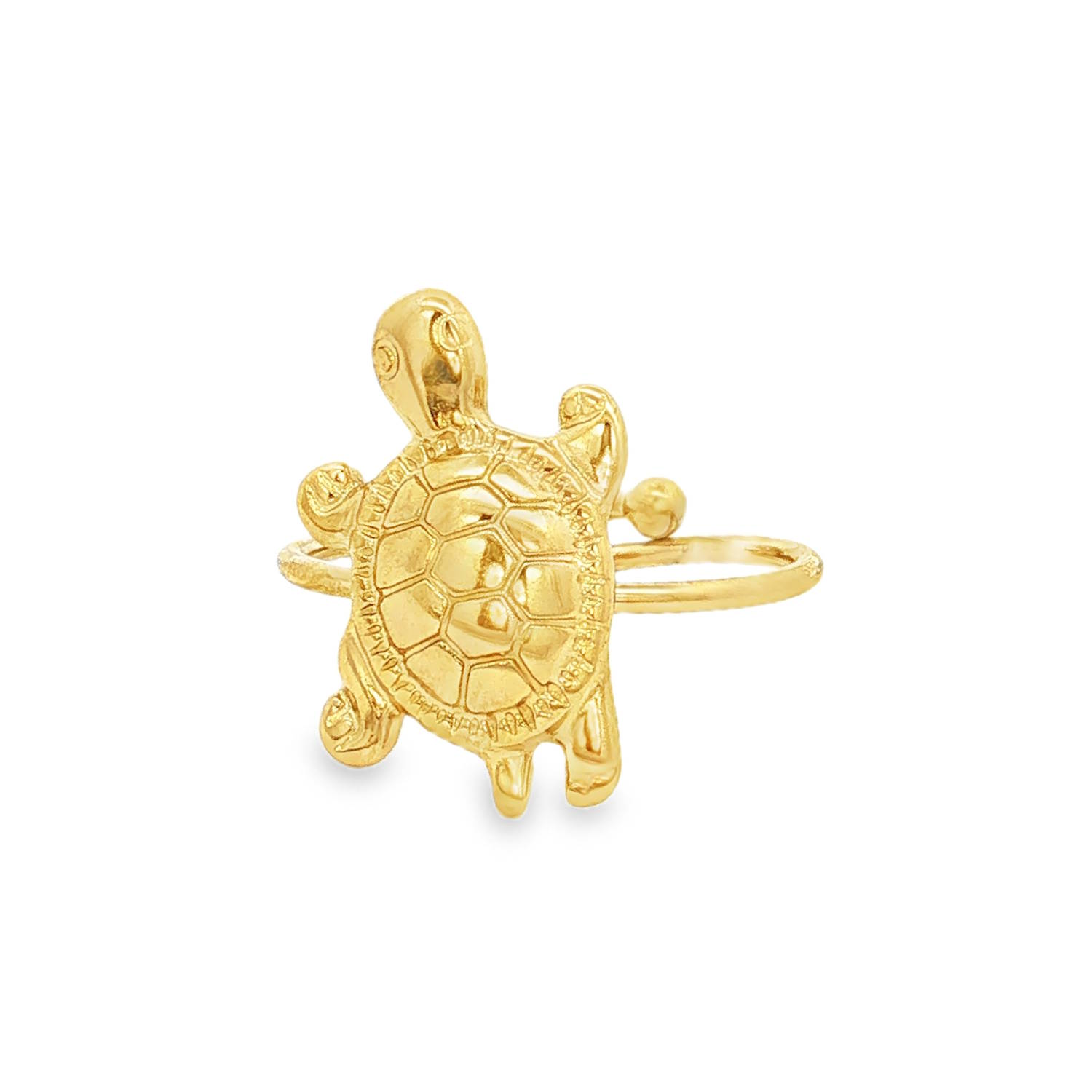 Cette bague élégante en acier doré, inspirée par la nature, est une pièce de caractère qui allie symbolisme et style.<br/>Le point central de cette bague est une tortue sculptée avec une grande précision. La carapace présente des motifs géométriques détaillés, entourés d'une bordure texturée qui apporte du relief et de la profondeur à l'ensemble. La tête et les nageoires de la tortue sont également travaillées pour donner un aspect réaliste et dynamique à l'animal.<br/>Sa structure ajustable permet de l'adapter facilement à toutes les morphologies de doigts. Tortue Adolescent Adulte Animaux Femme Fille Indémodable Nature Cette bague élégante en acier doré, inspirée par la nature, est une pièce de caractère qui allie symbolisme et style.<br/>Le point central de cette bague est une tortue sculptée avec une grande précision. La carapace présente des motifs géométriques détaillés, entourés d'une bordure texturée qui apporte du relief et de la profondeur à l'ensemble. La tête et les nageoires de la tortue sont également travaillées pour donner un aspect réaliste et dynamique à l'animal.<br/>Sa structure ajustable permet de l'adapter facilement à toutes les morphologies de doigts. Tortue Adolescent Adulte Animaux Femme Fille Indémodable Nature