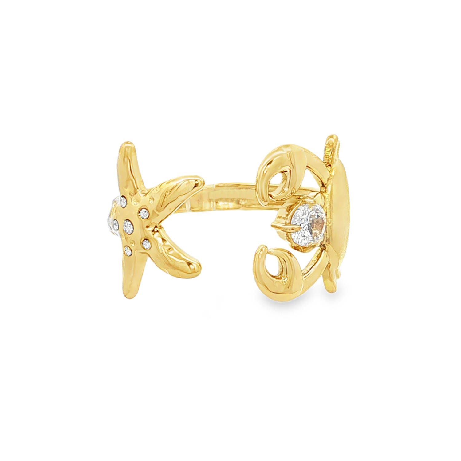 Apportez un souffle marin à votre collection de bijoux avec cette bague ajustable au design unique et ludique. Conçue en acier inoxydable de haute qualité, elle allie la brillance de l'or à une durabilité exceptionnelle.<br/>Cette bague se distingue par son style ouvert, mettant en scène deux symboles emblématiques de l'océan qui semblent se rejoindre délicatement sur le doigt.<br/>D'un côté, une étoile de mer finement ciselée, dont les branches sont subtilement parsemées de petits cristaux scintillants pour une touche de lumière raffinée.<br/>De l'autre côté, un petit crabe stylisé tenant fièrement entre ses pinces un gros cristal solitaire. Cette pierre centrale apporte un éclat luxueux et capture la lumière à chaque mouvement.<br/>Sa structure ajustable permet de l'adapter facilement à toutes les morphologies de doigts. Etoile Solitaire Strass Adolescent Adulte Animaux Femme Fille Indémodable Nature Apportez un souffle marin à votre collection de bijoux avec cette bague ajustable au design unique et ludique. Conçue en acier inoxydable de haute qualité, elle allie la brillance de l'or à une durabilité exceptionnelle.<br/>Cette bague se distingue par son style ouvert, mettant en scène deux symboles emblématiques de l'océan qui semblent se rejoindre délicatement sur le doigt.<br/>D'un côté, une étoile de mer finement ciselée, dont les branches sont subtilement parsemées de petits cristaux scintillants pour une touche de lumière raffinée.<br/>De l'autre côté, un petit crabe stylisé tenant fièrement entre ses pinces un gros cristal solitaire. Cette pierre centrale apporte un éclat luxueux et capture la lumière à chaque mouvement.<br/>Sa structure ajustable permet de l'adapter facilement à toutes les morphologies de doigts. Etoile Solitaire Strass Adolescent Adulte Animaux Femme Fille Indémodable Nature