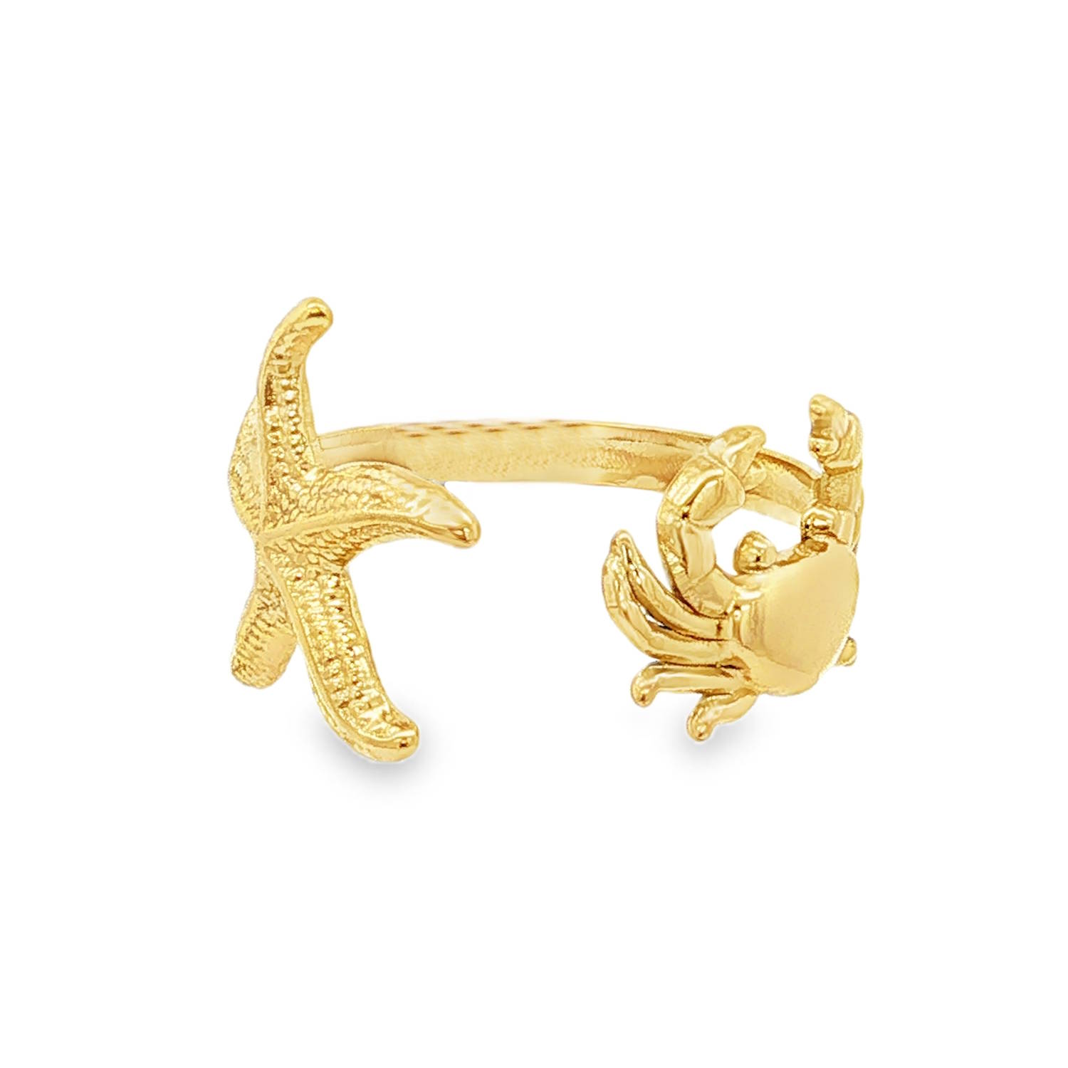 Apportez un souffle de vacances et de bord de mer à votre tenue avec cette bague au design unique et audacieux. Conçue en acier inoxydable de haute qualité avec une finition dorée éclatante, elle allie durabilité et style.<br/>Cette bague se distingue par son allure asymétrique et ouverte, mettant en scène deux icônes emblématiques des fonds marins.<br/>D'un côté, une étoile de mer finement travaillée avec une texture granuleuse réaliste qui capture la lumière sous tous les angles.<br/>De l'autre, un petit crabe aux détails soignés, apportant une touche de caractère et de relief à l'ensemble.<br/>Sa structure ajustable permet de l'adapter facilement à toutes les morphologies de doigts. Etoile Adolescent Adulte Animaux Femme Fille Indémodable Nature Apportez un souffle de vacances et de bord de mer à votre tenue avec cette bague au design unique et audacieux. Conçue en acier inoxydable de haute qualité avec une finition dorée éclatante, elle allie durabilité et style.<br/>Cette bague se distingue par son allure asymétrique et ouverte, mettant en scène deux icônes emblématiques des fonds marins.<br/>D'un côté, une étoile de mer finement travaillée avec une texture granuleuse réaliste qui capture la lumière sous tous les angles.<br/>De l'autre, un petit crabe aux détails soignés, apportant une touche de caractère et de relief à l'ensemble.<br/>Sa structure ajustable permet de l'adapter facilement à toutes les morphologies de doigts. Etoile Adolescent Adulte Animaux Femme Fille Indémodable Nature
