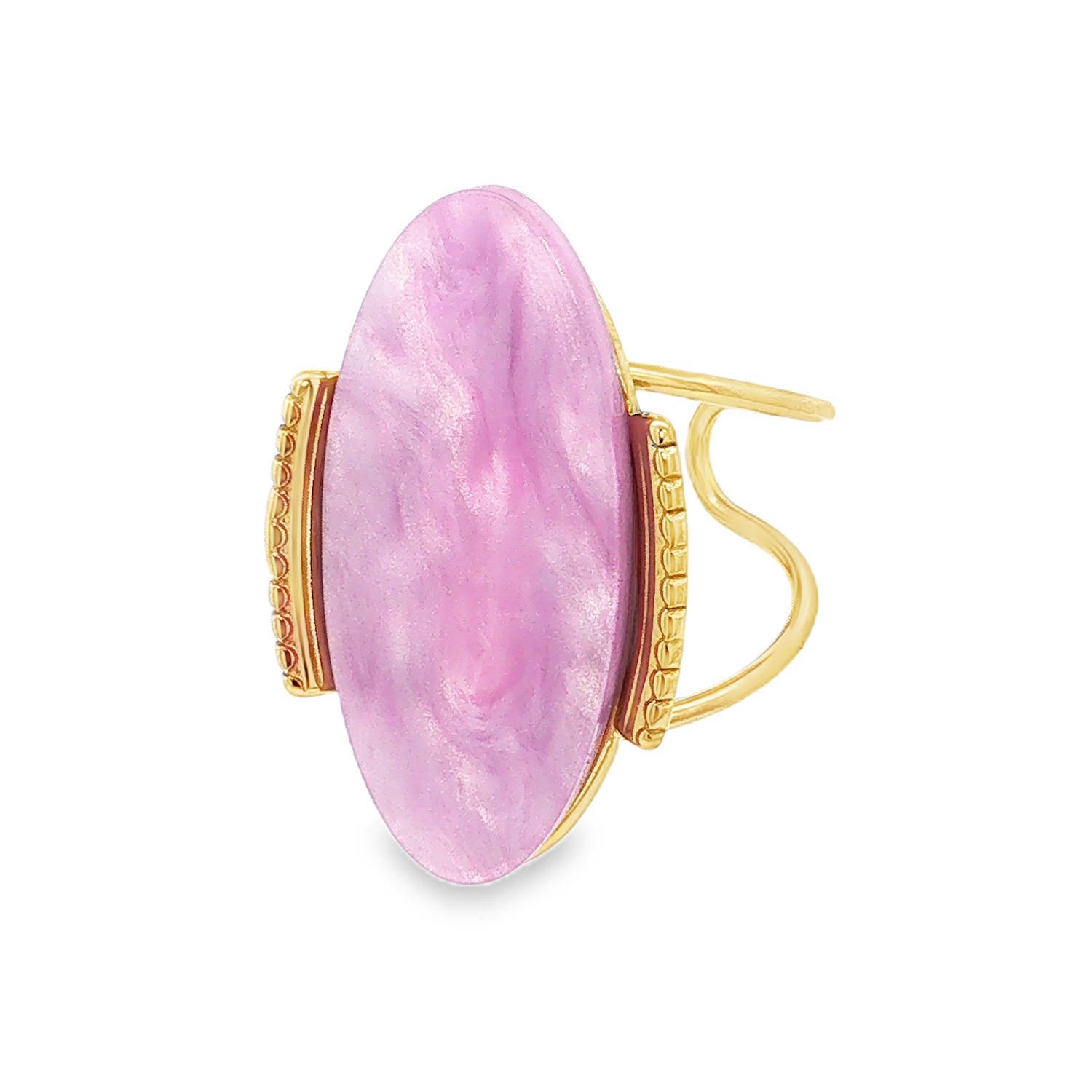 Affirmez votre style avec cette bague imposante en acier inoxydable, une pièce maîtresse qui allie géométrie moderne et douceur chromatique. Conçue pour celles qui aiment les bijoux à forte personnalité, elle captive le regard par son jeu de textures et sa finition éclatante.<br/>La bague arbore un large cabochon ovale à l'aspect nacré ou émaillé. Sa teinte rose pastel marbrée offre des reflets irisés qui changent selon la lumière, évoquant la douceur d'un ciel au crépuscule.<br/>Le plateau central est maintenu par deux montants latéraux travaillés avec des motifs ciselés, ajoutant une touche de caractère art déco à l'ensemble.<br/>Sa structure ajustable permet de l'adapter facilement à toutes les morphologies de doigts. Ovale Adolescent Adulte Femme Fille Indémodable Affirmez votre style avec cette bague imposante en acier inoxydable, une pièce maîtresse qui allie géométrie moderne et douceur chromatique. Conçue pour celles qui aiment les bijoux à forte personnalité, elle captive le regard par son jeu de textures et sa finition éclatante.<br/>La bague arbore un large cabochon ovale à l'aspect nacré ou émaillé. Sa teinte rose pastel marbrée offre des reflets irisés qui changent selon la lumière, évoquant la douceur d'un ciel au crépuscule.<br/>Le plateau central est maintenu par deux montants latéraux travaillés avec des motifs ciselés, ajoutant une touche de caractère art déco à l'ensemble.<br/>Sa structure ajustable permet de l'adapter facilement à toutes les morphologies de doigts. Ovale Adolescent Adulte Femme Fille Indémodable