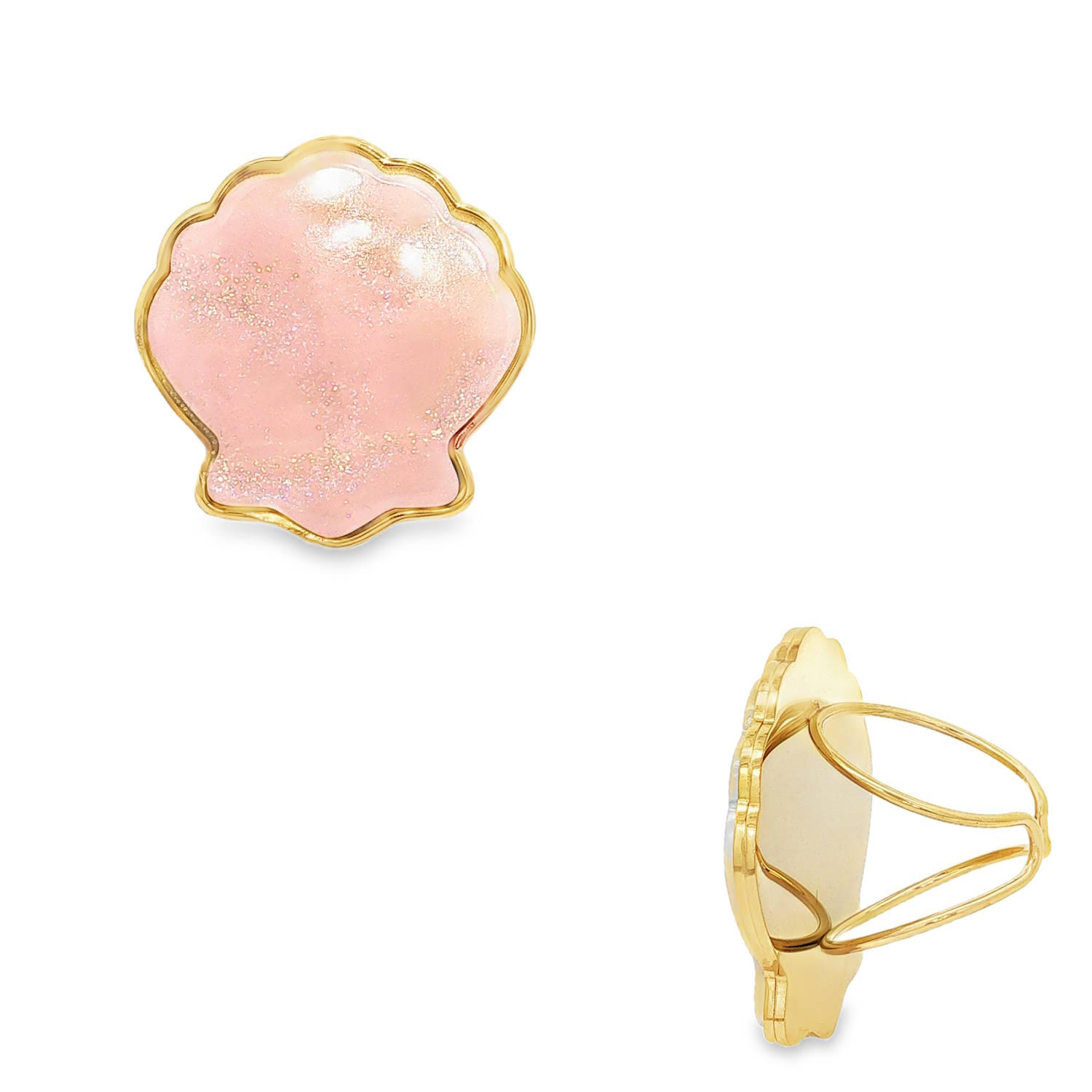 Apportez une touche de douceur marine à votre style avec cette bague délicate en acier inoxydable de haute qualité, finie par un placage doré éclatant. Alliant robustesse et raffinement, ce bijou est conçu pour résister au quotidien tout en conservant son éclat.<br/>Le cœur du coquillage est orné d'un rose poudré, sublimé par une multitude de paillettes irisées. Ces reflets subtils capturent la lumière à chaque mouvement, rappelant le scintillement du sable au soleil.<br/>La bague dispose d'un corps ajustable (ouvert à l'arrière), permettant de l'adapter parfaitement à toutes les morphologies de doigts. Coquillage Adolescent Adulte Eté Femme Fille Nature Printemps Apportez une touche de douceur marine à votre style avec cette bague délicate en acier inoxydable de haute qualité, finie par un placage doré éclatant. Alliant robustesse et raffinement, ce bijou est conçu pour résister au quotidien tout en conservant son éclat.<br/>Le cœur du coquillage est orné d'un rose poudré, sublimé par une multitude de paillettes irisées. Ces reflets subtils capturent la lumière à chaque mouvement, rappelant le scintillement du sable au soleil.<br/>La bague dispose d'un corps ajustable (ouvert à l'arrière), permettant de l'adapter parfaitement à toutes les morphologies de doigts. Coquillage Adolescent Adulte Eté Femme Fille Nature Printemps