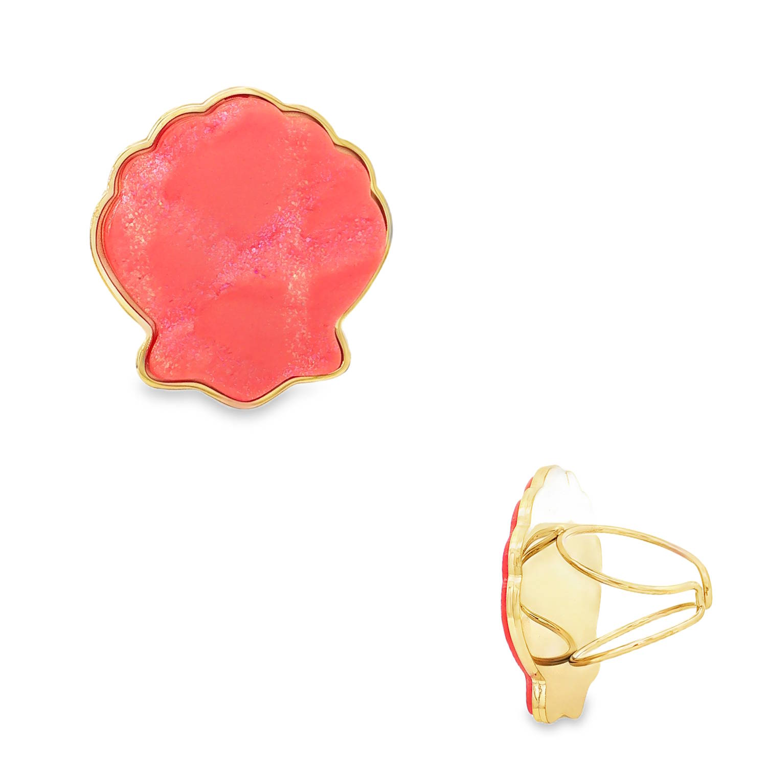 Apportez une touche marine et sophistiquée à votre style avec cette bague imposante en forme de coquille Saint-Jacques. Alliant robustesse et raffinement, ce bijou est une véritable pièce maîtresse qui capture l'esprit de l'été et de la mer.<br/>Un large blason en forme de coquillage festonné, rempli d'une résine texturée d'un rouge corail vibrant. La matière présente des reflets pailletés subtils qui accrochent la lumière à chaque mouvement.<br/>La bague dispose d'un corps ajustable (ouvert à l'arrière), permettant de l'adapter parfaitement à toutes les morphologies de doigts. Coquillage Adolescent Adulte Eté Femme Fille Nature Printemps Apportez une touche marine et sophistiquée à votre style avec cette bague imposante en forme de coquille Saint-Jacques. Alliant robustesse et raffinement, ce bijou est une véritable pièce maîtresse qui capture l'esprit de l'été et de la mer.<br/>Un large blason en forme de coquillage festonné, rempli d'une résine texturée d'un rouge corail vibrant. La matière présente des reflets pailletés subtils qui accrochent la lumière à chaque mouvement.<br/>La bague dispose d'un corps ajustable (ouvert à l'arrière), permettant de l'adapter parfaitement à toutes les morphologies de doigts. Coquillage Adolescent Adulte Eté Femme Fille Nature Printemps