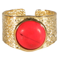 Bague en acier doré martelé surmontée d'une pierre de couleur rouge sertie clos de forme ronde. Taille ajustable.