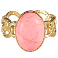 Bague en forme de chaîne en acier doré surmontée d'une pierre de couleur rose sertie clos de forme ovale. Taille ajustable.