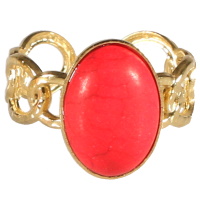 Bague en forme de chaîne en acier doré surmontée d'une pierre de couleur rouge sertie clos de forme ovale. Taille ajustable.