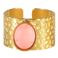 Bague en acier doré martelé surmontée d'une pierre de couleur rose sertie clos de forme ovale. Taille ajustable.