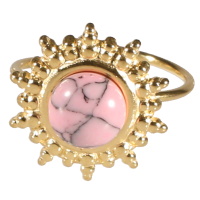 Bague en forme de soleil en acier doré surmontée d'une pierre de couleur rose sertie clos de forme ronde. Taille ajustable.