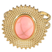Bague en forme de soleil en acier doré surmontée d'une pierre de couleur rose sertie clos de forme ovale. Taille ajustable.