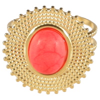 Bague en forme de soleil en acier doré surmontée d'une pierre de couleur rouge sertie clos de forme ovale. Taille ajustable.