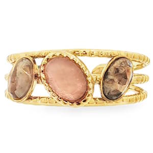 Cette bague multis pierres en acier doré est ornée de pierres roses taillées en cabochon ovale. Le design unique de la bague met en valeur l'éclat chaleureux du doré et la profondeur du rose. Un bijou sophistiqué qui ajoutera une touche d'élégance à votre collection. Taille ajustable.