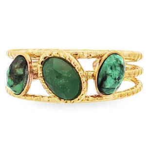 Cette bague multis pierres en acier doré est ornée de pierres vertes taillées en cabochon ovale. Le design unique de la bague met en valeur l'éclat chaleureux du doré et la profondeur du vert. Un bijou sophistiqué qui ajoutera une touche d'élégance à votre collection. Taille ajustable.